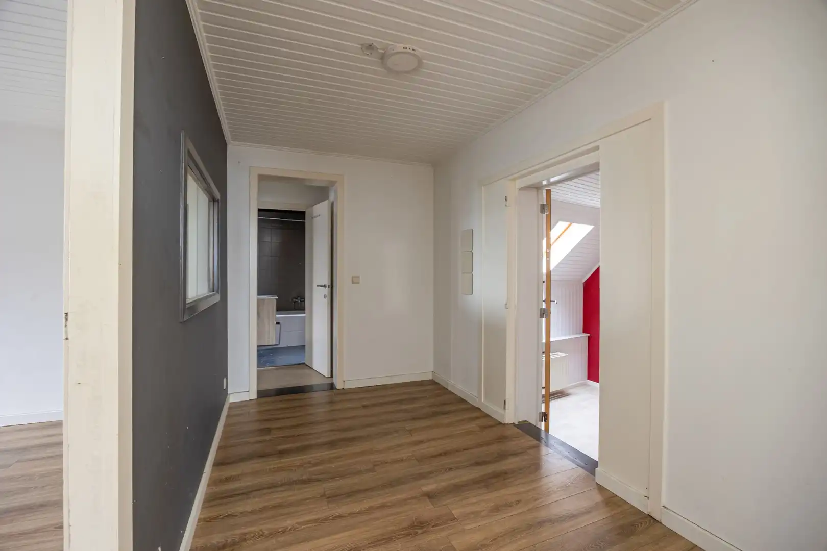 Handelsruimte met bovenliggend appartement foto 10