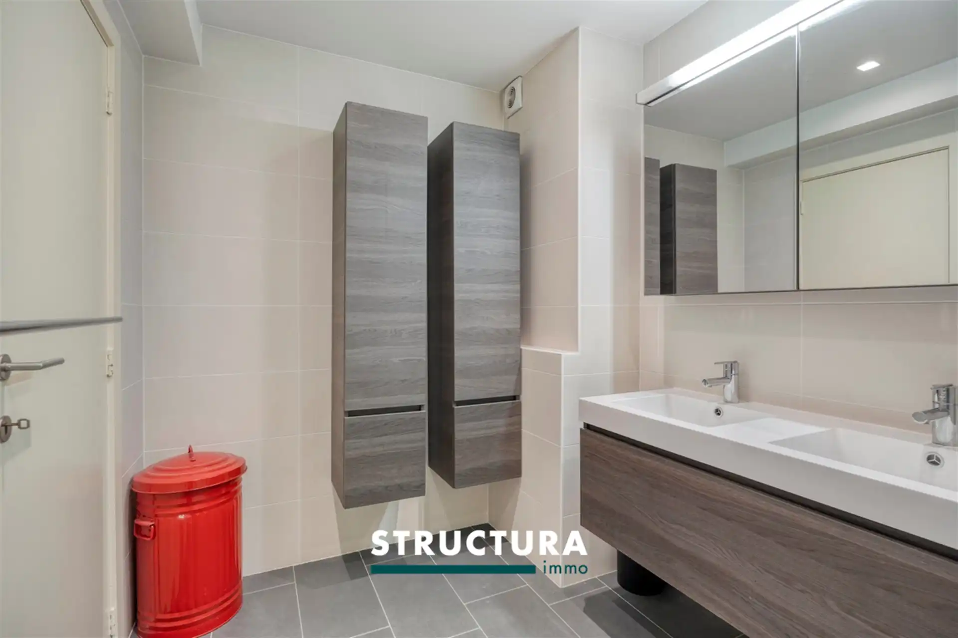 Bent u op zoek naar een ruim, modern en charmant appartement in het hart van Brussel?  foto 14