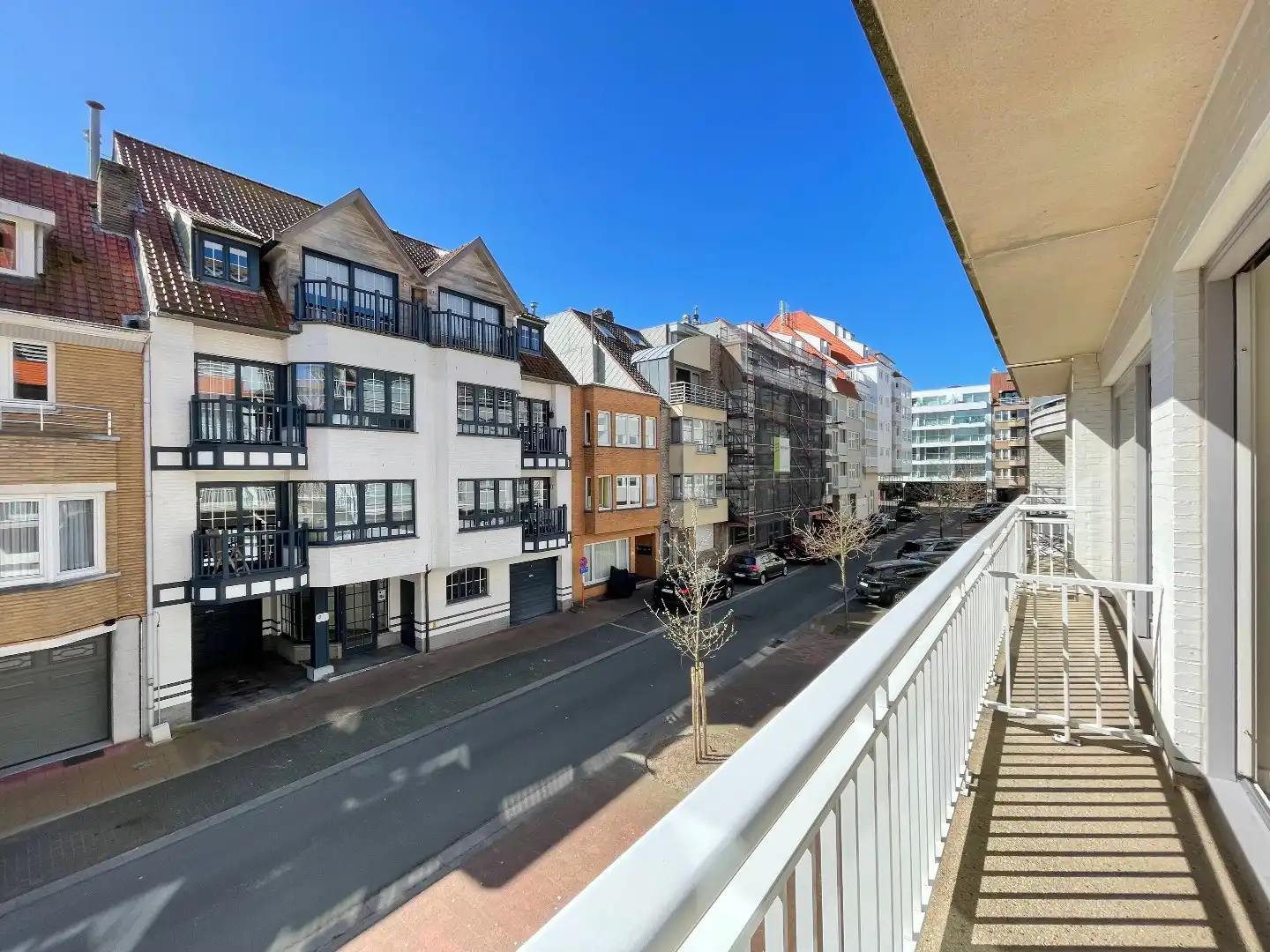 Aangenaam appartement met groot zonneterras gelegen in een rustige zijstraat van de Dumortierlaan. Parking mogelijk. foto 4