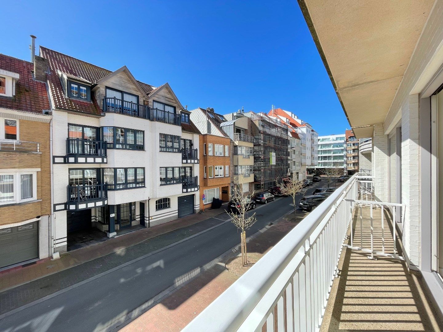 Aangenaam appartement met groot zonneterras gelegen in een rustige zijstraat van de Dumortierlaan. Parking mogelijk. foto 4