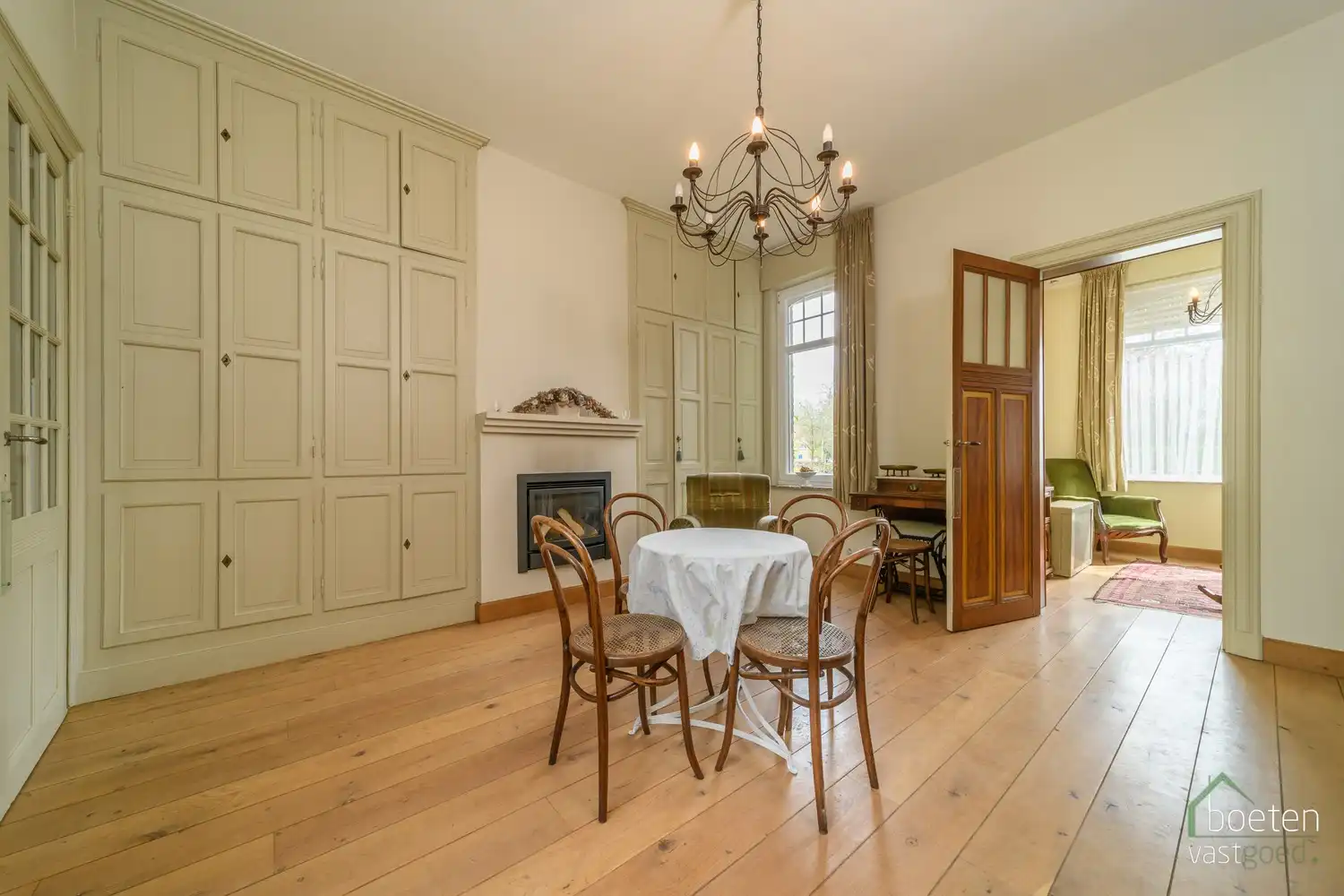 ALVERINGEM: Karaktervolle herenwoning uit het interbellum (jaren 30) met authentieke geveldetails en een warm landelijk interieur op 3.253 m² totale grondopp. foto 10