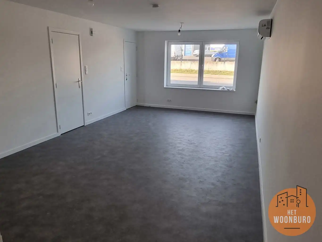 Woning in goede staat met 2 slpks, veranda en garage foto 3