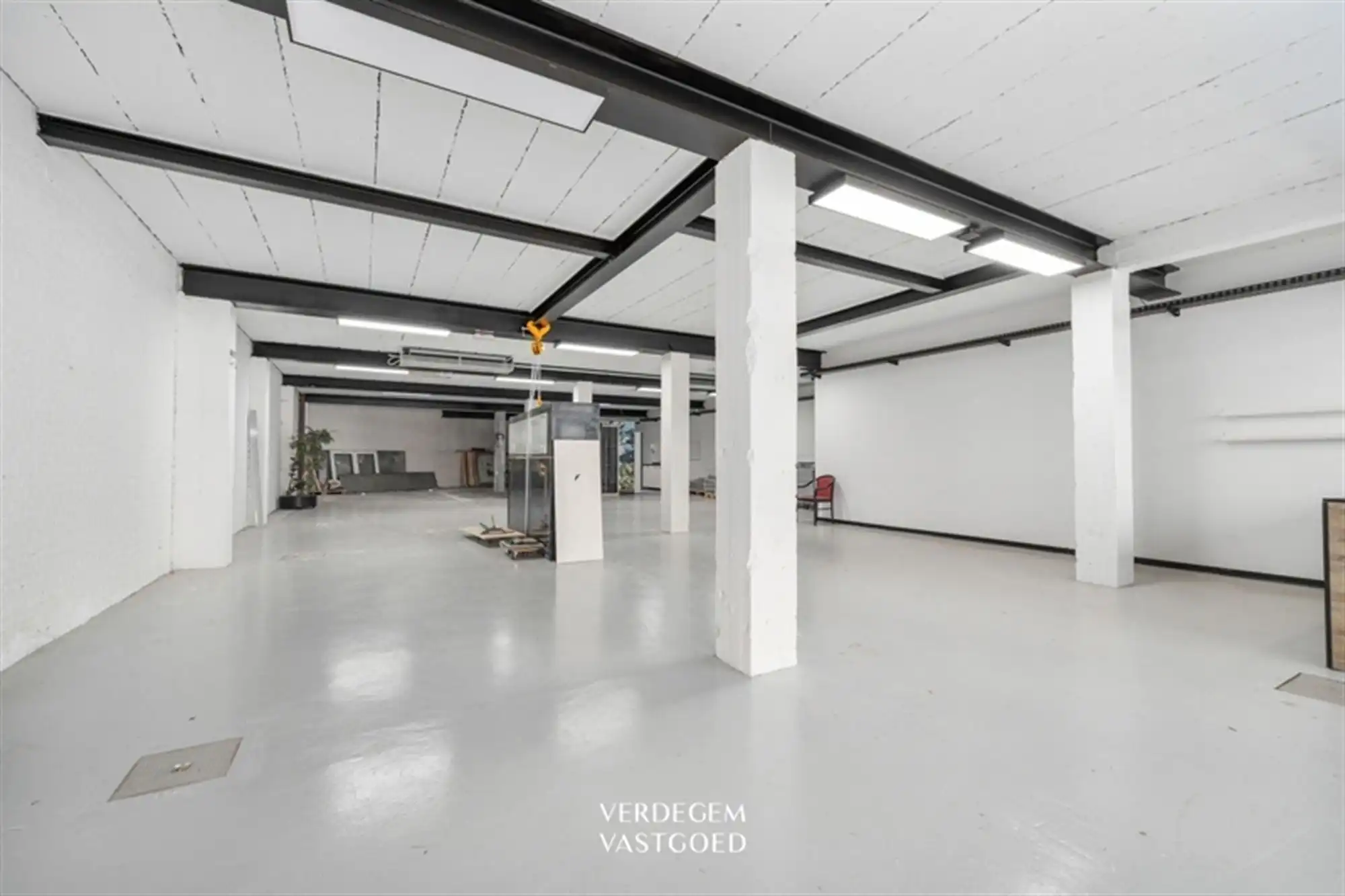 Handelsruimte (284m²) met zonnig appartement (100m²) op strategische ligging foto 2