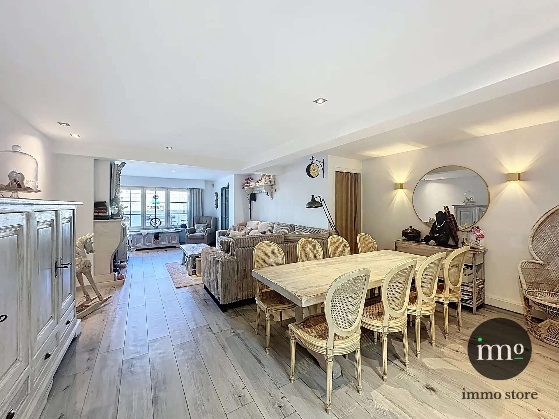 Compleet gerenoveerde burgerwoning met 2 slaapkamers en garage foto 2