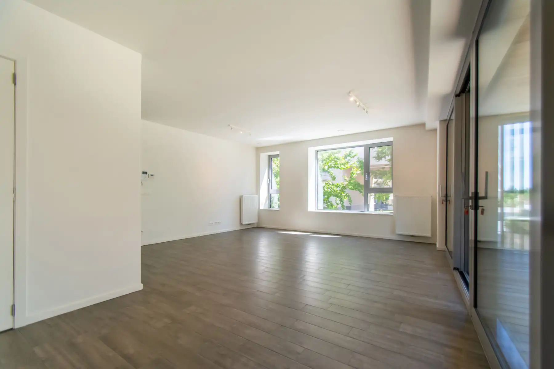 Gezelig lichtrijk gemeubeld 2 kamer app. met TERRAS foto 3