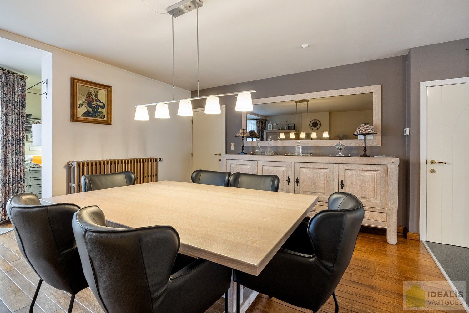 IDEALIS VASTGOED - Aangenaam instapklaar duplexappartement met winkelruimte/werkatelier te Opitter, Bree. Dit ruime duplexappartement omvat +-140 m² netto bewoonbare oppervlakte. Dit multifunctionele pand biedt tal van mogelijkheden dankzij de winkelruimte/het werkatelier van maar liefst +-200m² die vroeger dienst deed als slagerij. Uiterst geschikt voor kandidaten op zoek naar een instapklare woonruimte mét handelsruimte op een gunstige locatie midden in hartje Opitter, Bree! Mogelijkheid wijziging tot ééngezinswoning mits het verkrijgen van een omgevingsvergunning. foto 7