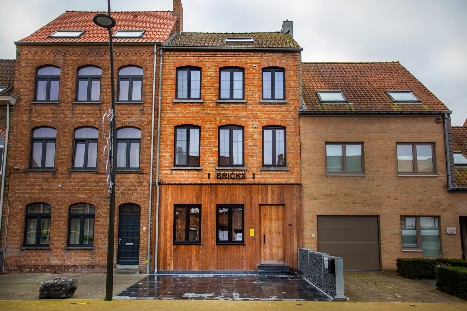 Moderne gerenoveerde rijwoning met 6 slaapkamers foto 3