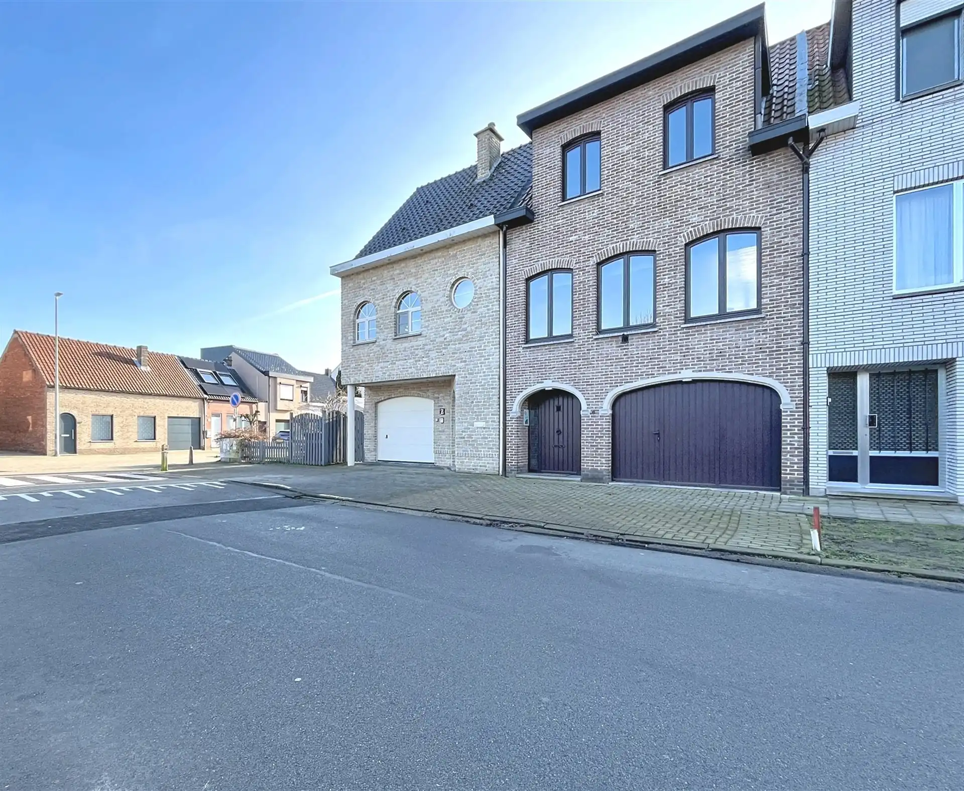 Ruime woning met 3 slaapkamers en garage (60 m²)  foto {{pictureIndex}}