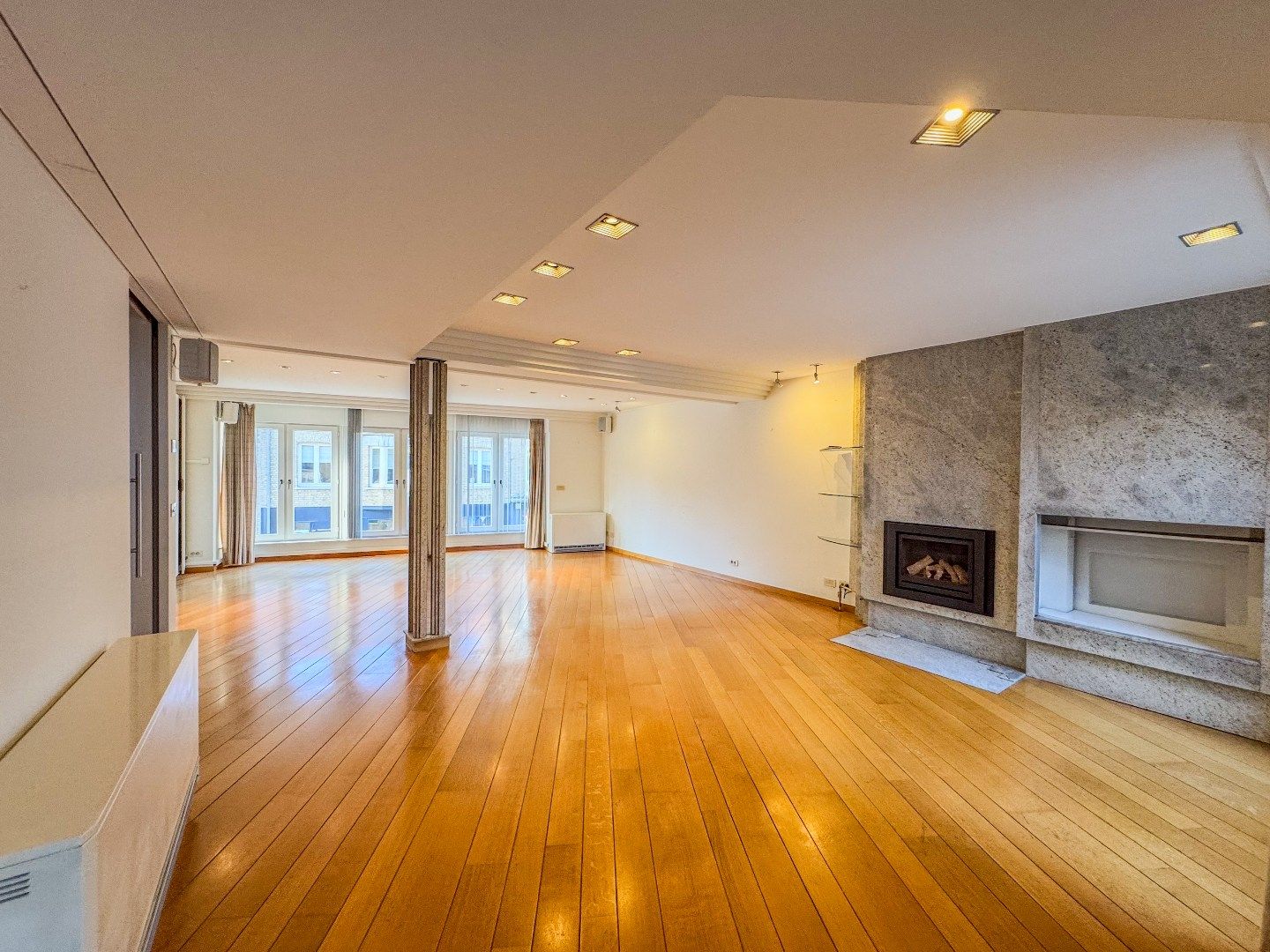 Ruime stadswoning met 3 slaapkamers een ruime terrassen. foto 2