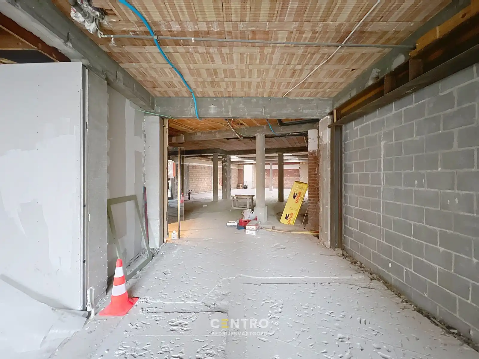 Casco handelsgelijkvloers (± 175m²) met stockruimte (±90m²), verdere afwerking in onderling overleg! foto 8