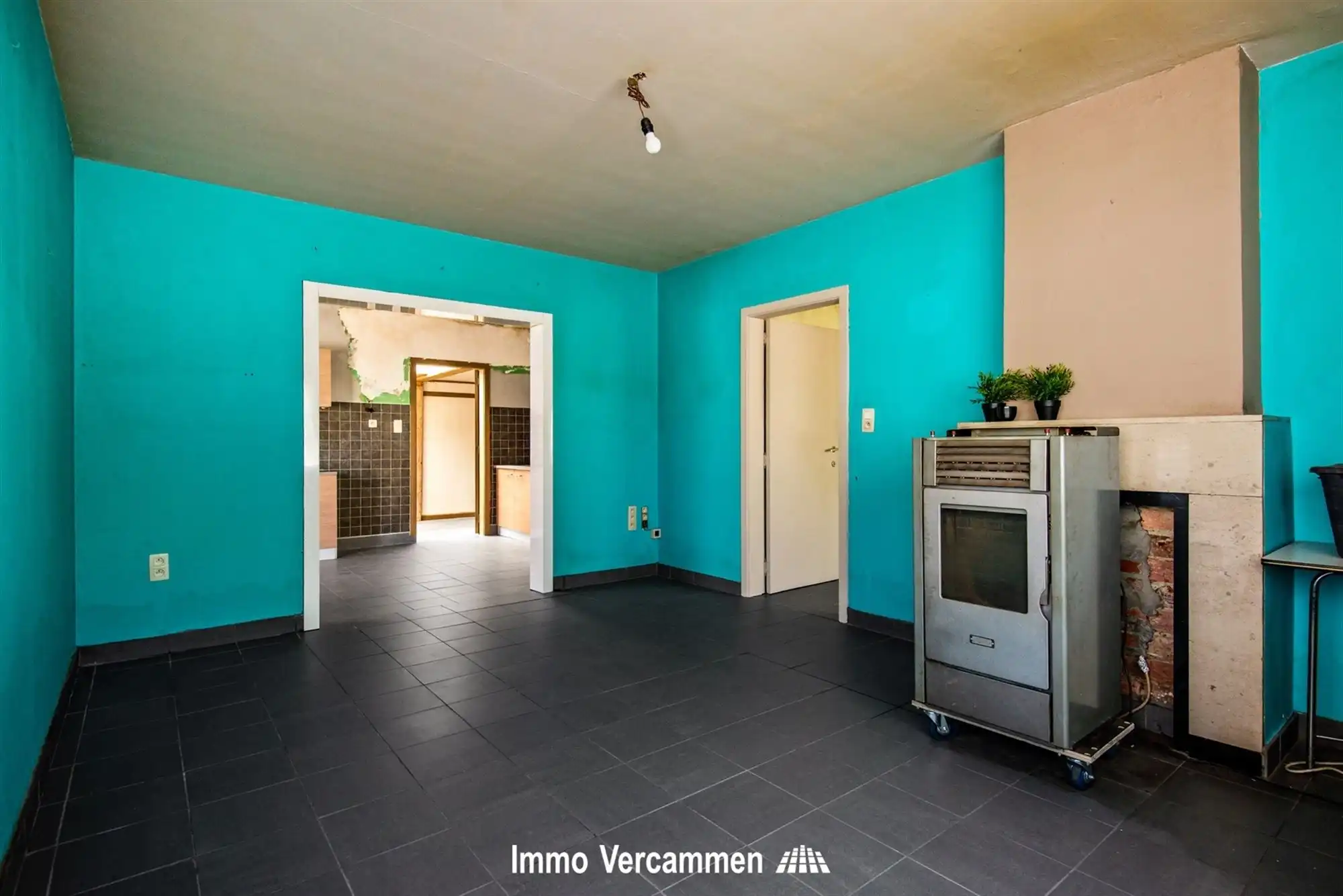 Grondig te renoveren, gelijkvloerse woning te Beerzel. foto 4