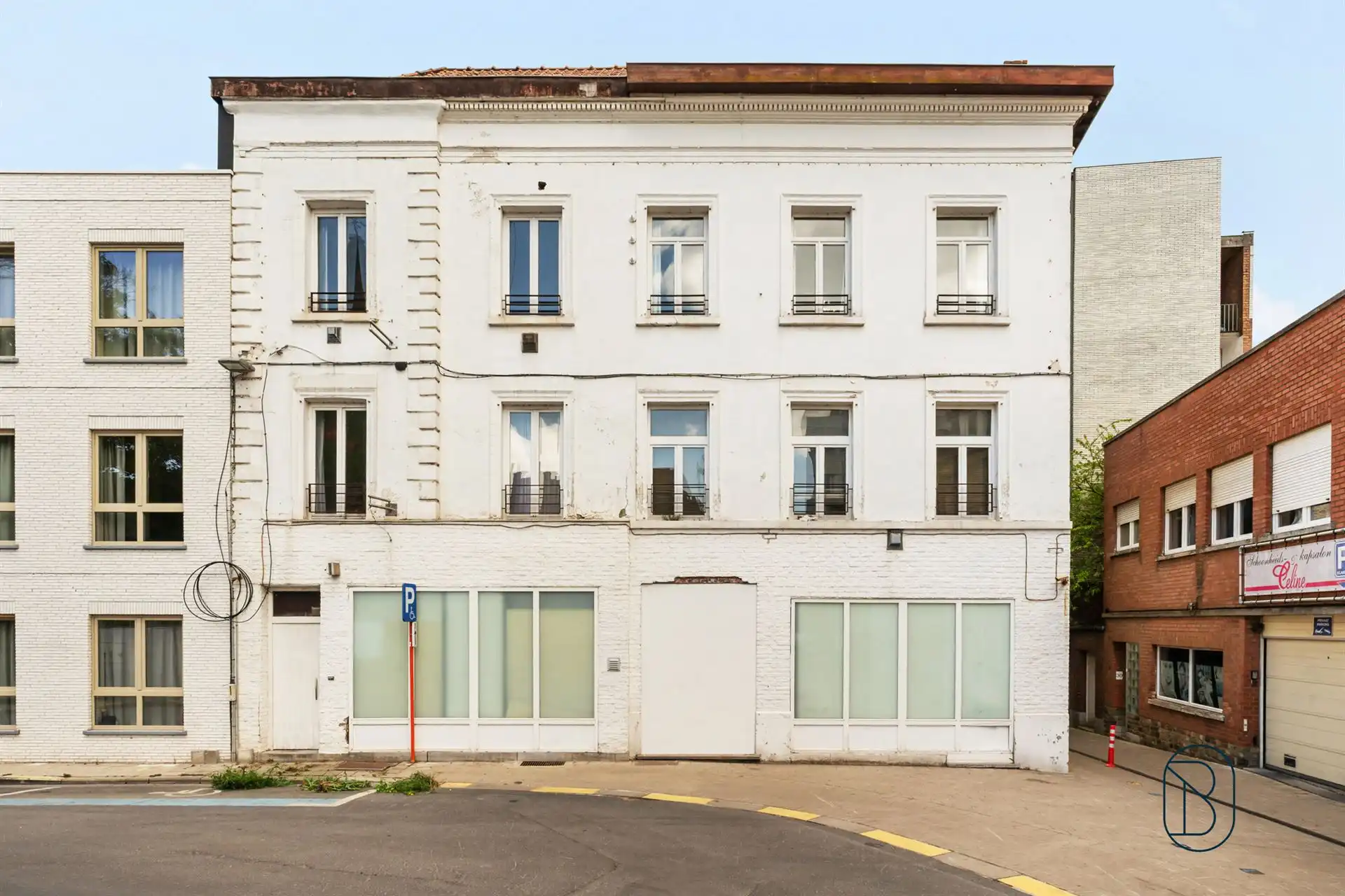 Handelspand + 2 gerenoveerde appartementen hartje Kortrijk foto {{pictureIndex}}