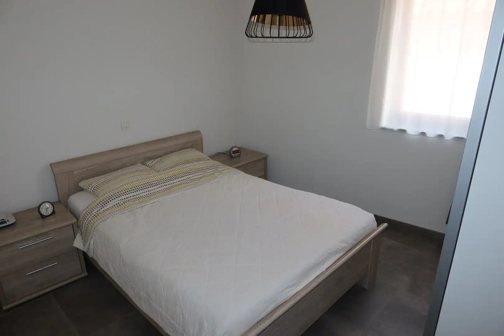 Super gezellig gelijkvloers 1 slk app met terras, voortuin en carport foto 11