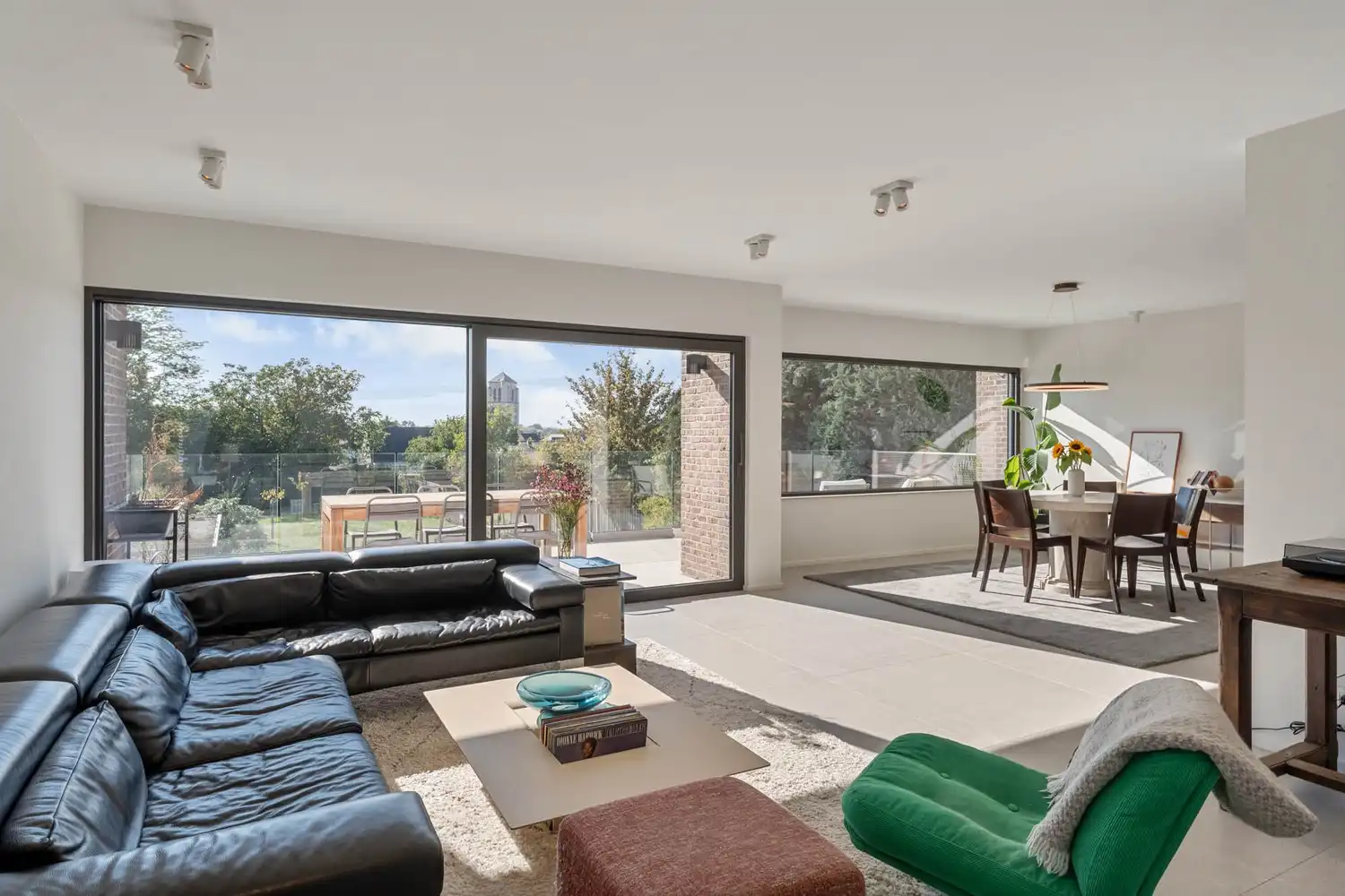 Mooi gerenoveerde woning met ruime kelder op een perceel van maar liefst 14a99ca, gunstig gelegen te Wezemaal. foto 6