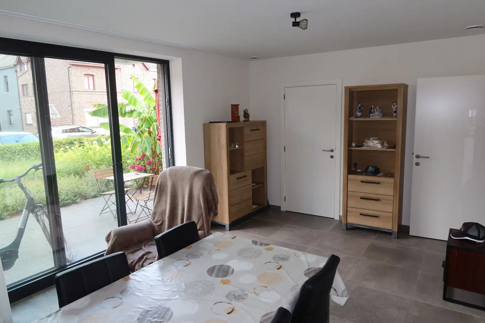 Super gezellig gelijkvloers 1 slk app met terras, voortuin en carport foto 5