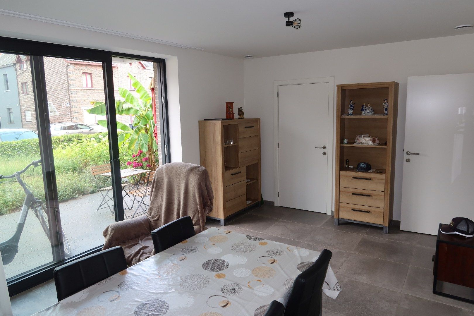 Super gezellig gelijkvloers 1 slk app met terras, voortuin en carport foto 5
