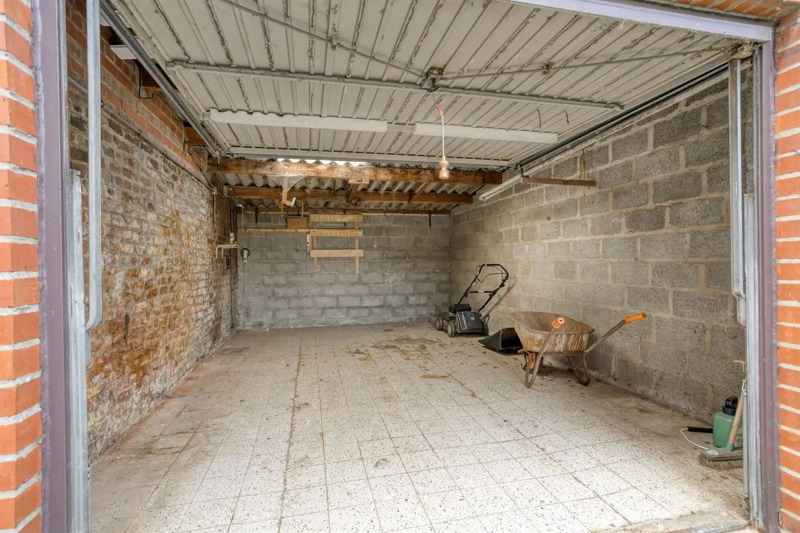 Openbebouwing met 5 slaapkamers garage en ruime tuin foto 20