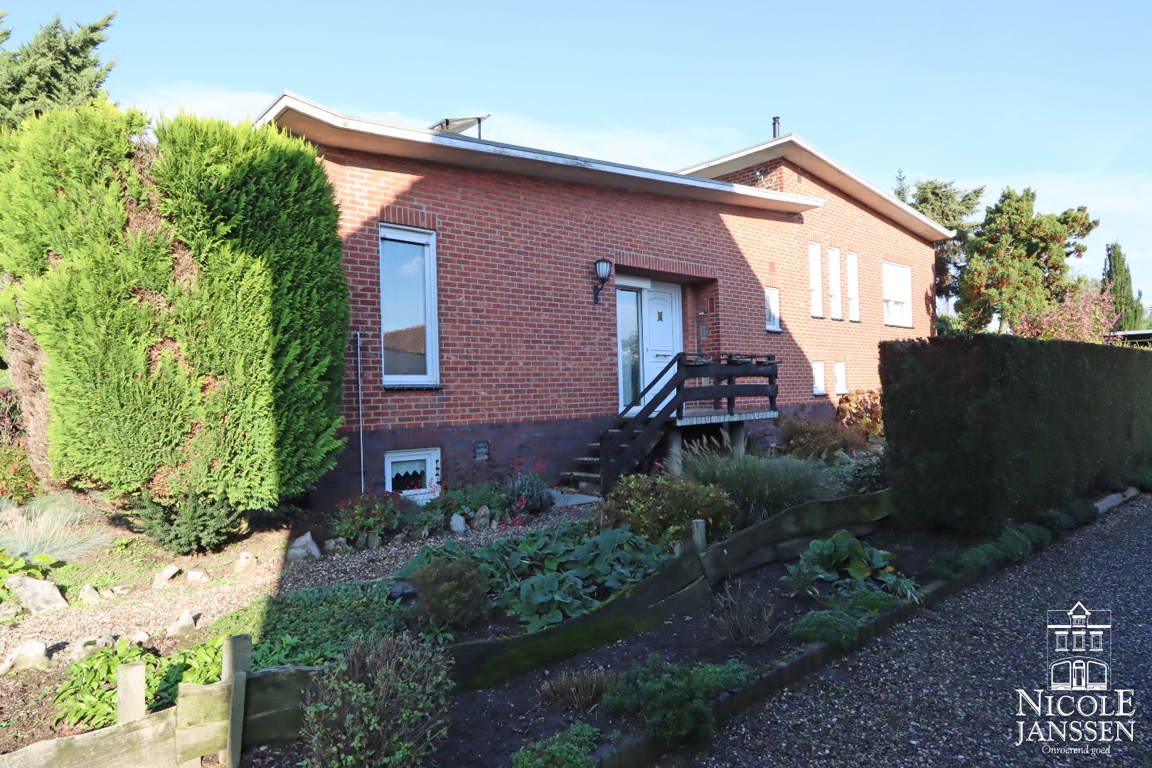 Mooi verzorgde split-level woning op unieke locatie in het mooie Aldeneik foto 2