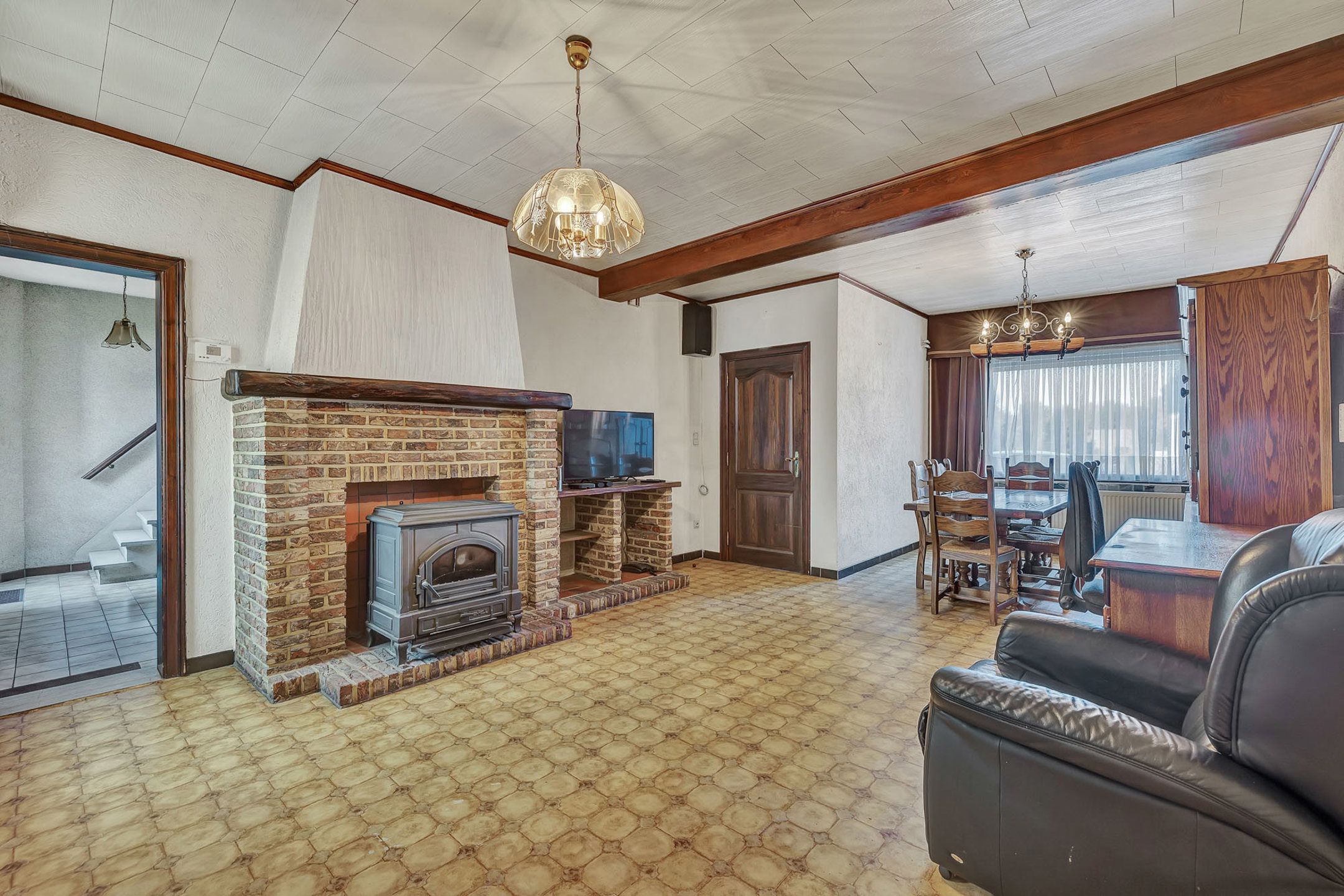 Ruime te renoveren woning op toplocatie foto 2
