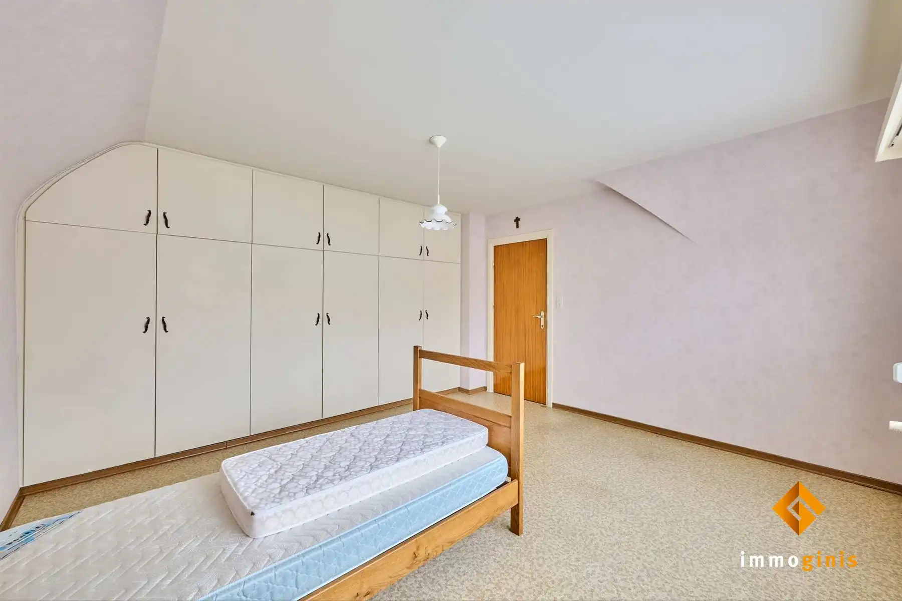 Verrassend ruime woning met 3 grote slaapkamers, 2 garages en groen zicht achteraan, op ruim perceel van 10a17ca.  foto 12