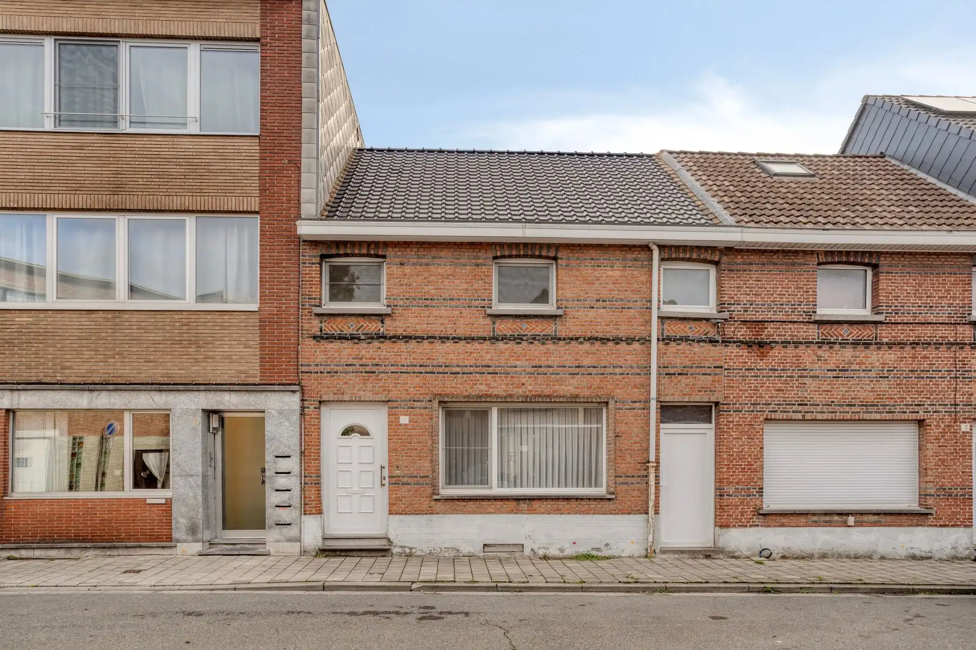 VERZORGDE GEZINSWONING MET 3 SLAAPKAMERS, GARAGE EN TUIN IN HEMIKSEM!  foto {{pictureIndex}}