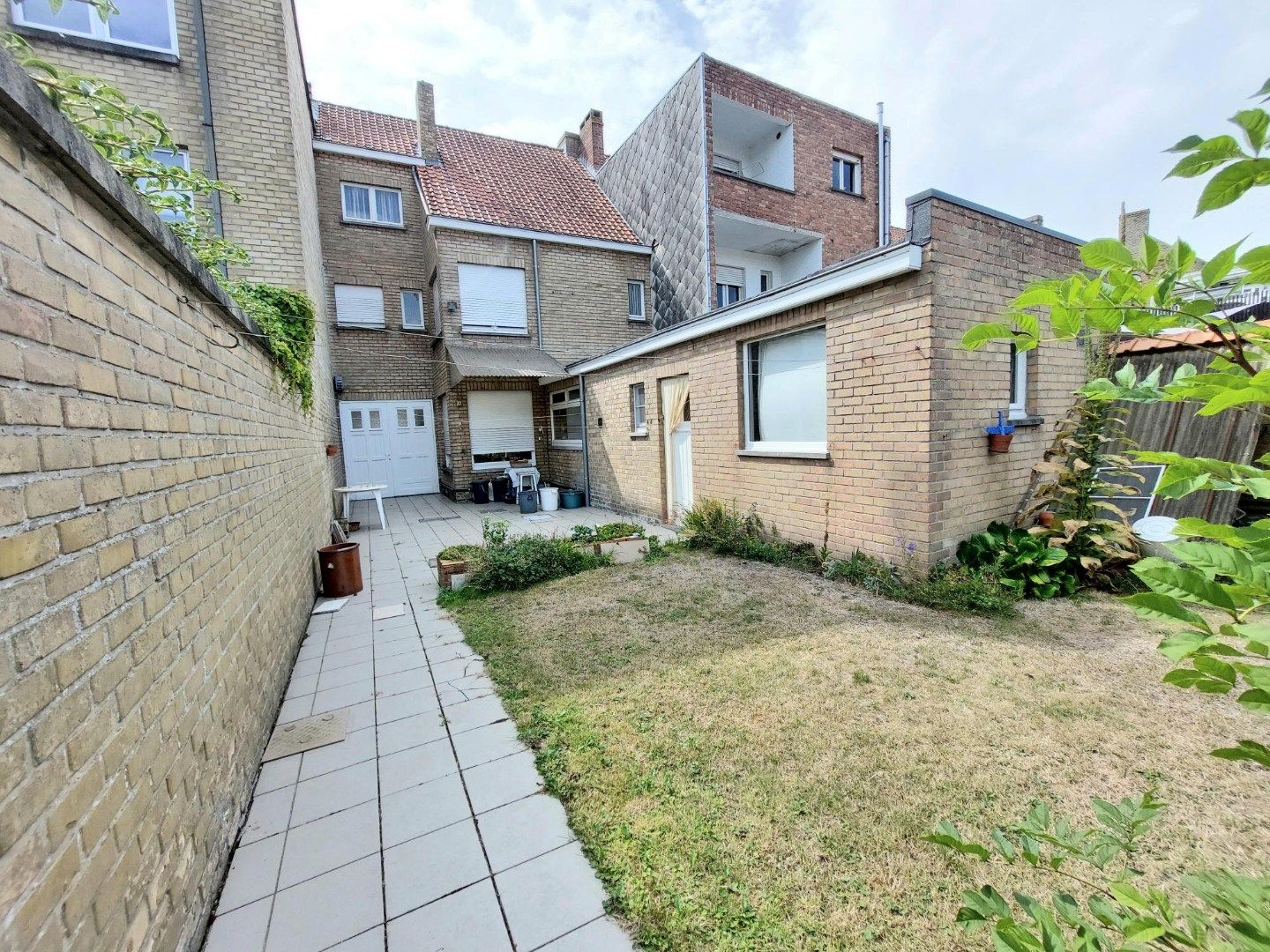 Ruime woning met garage en tuin foto 13