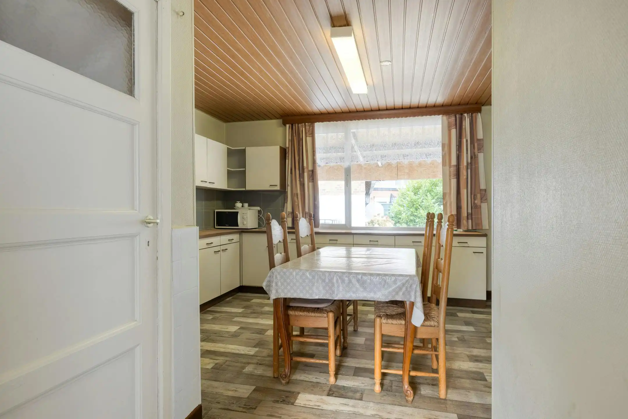 Te renoveren woning met zonnige tuin in Genk foto 5