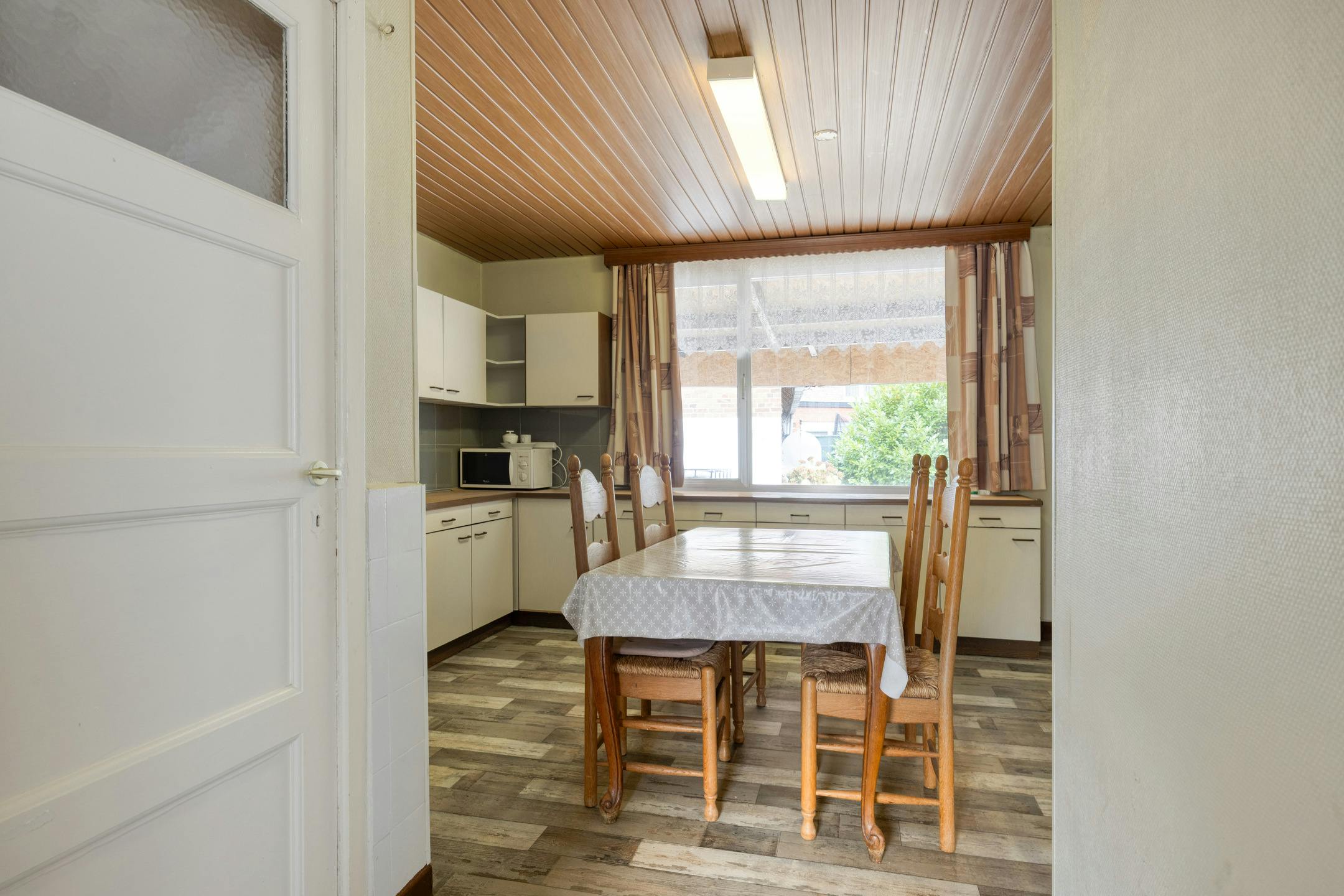 Te renoveren woning met zonnige tuin in Genk foto 5