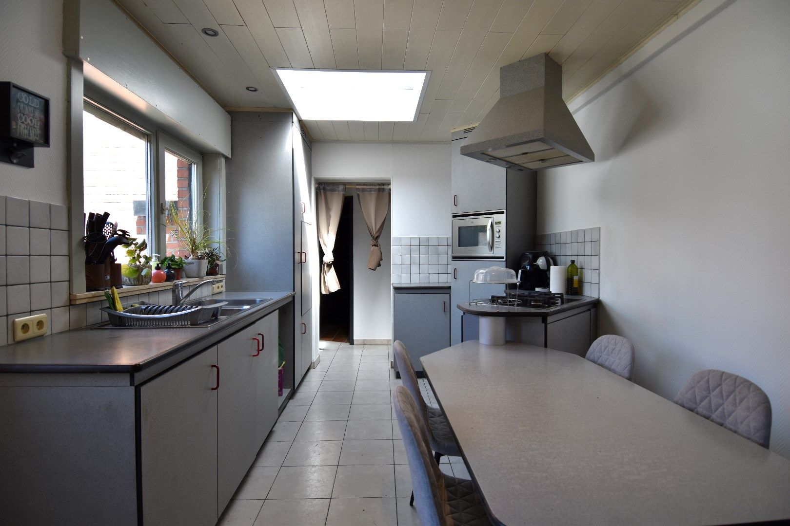 Instapklare gezinswoning met 4 slaapkamers, zonneterras en garage te koop in Bergelen te Gullegem foto 8