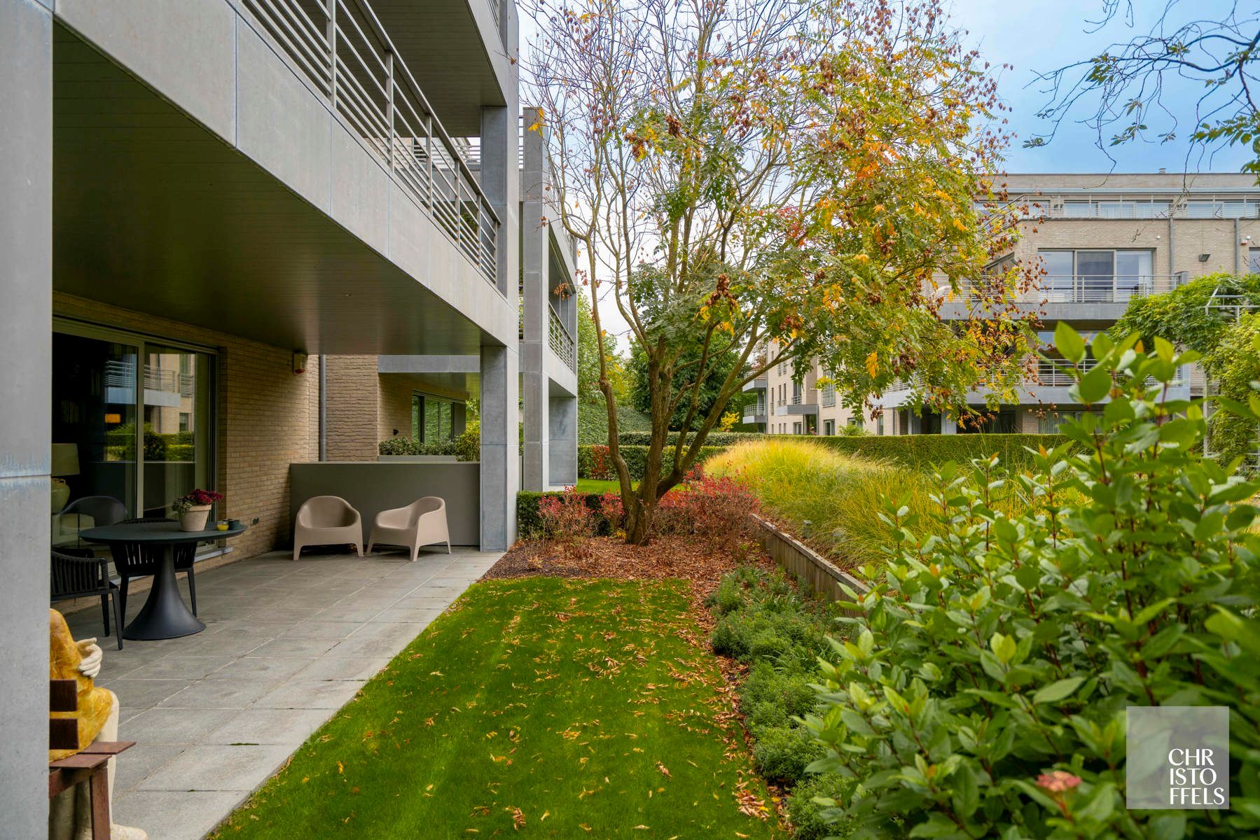 Exclusief villa-appartement (183m²) met privé tuin gelegen in een afgesloten park met buitenzwembad. foto 8
