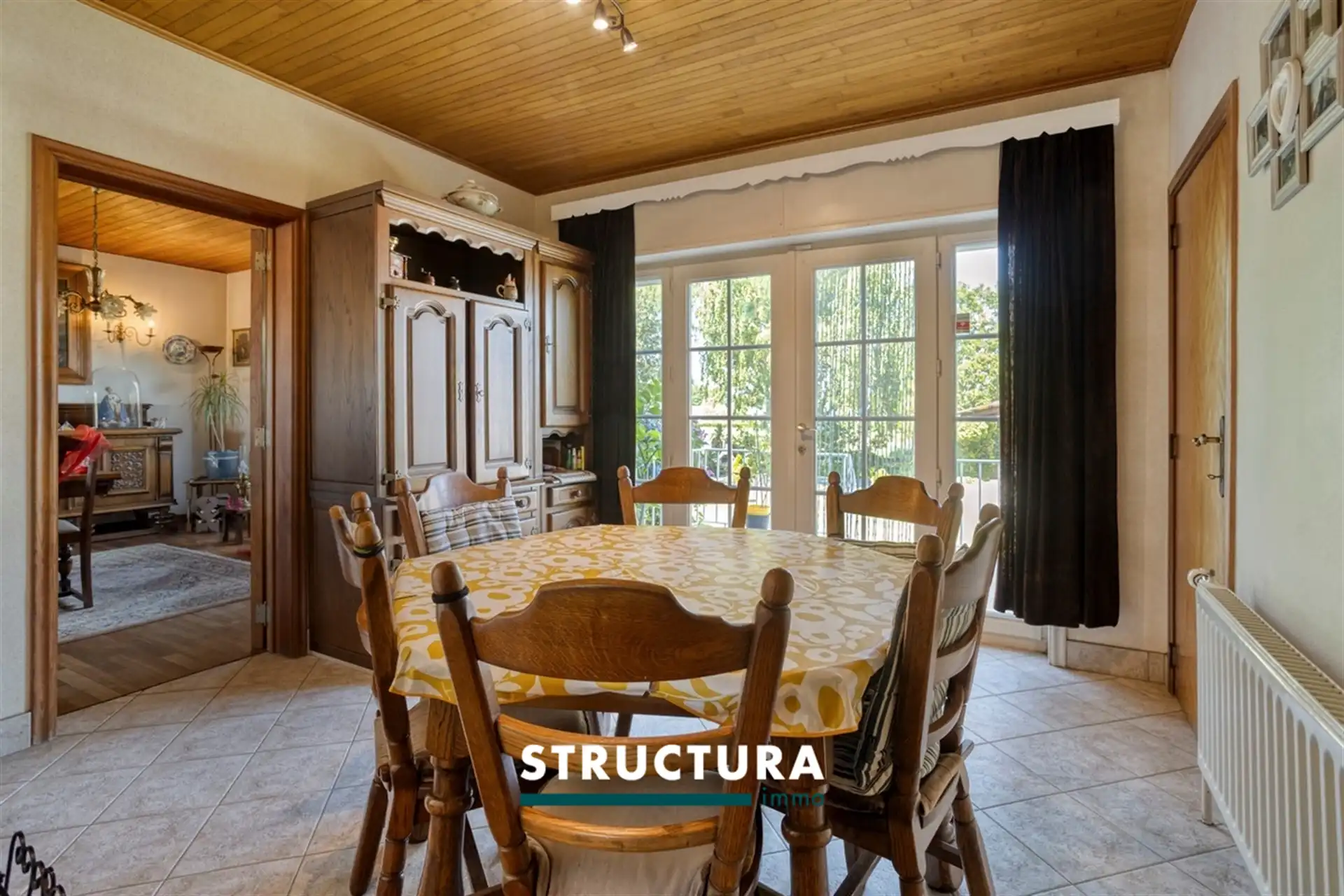 Villa met grote loods, omgeven door groen  foto 8