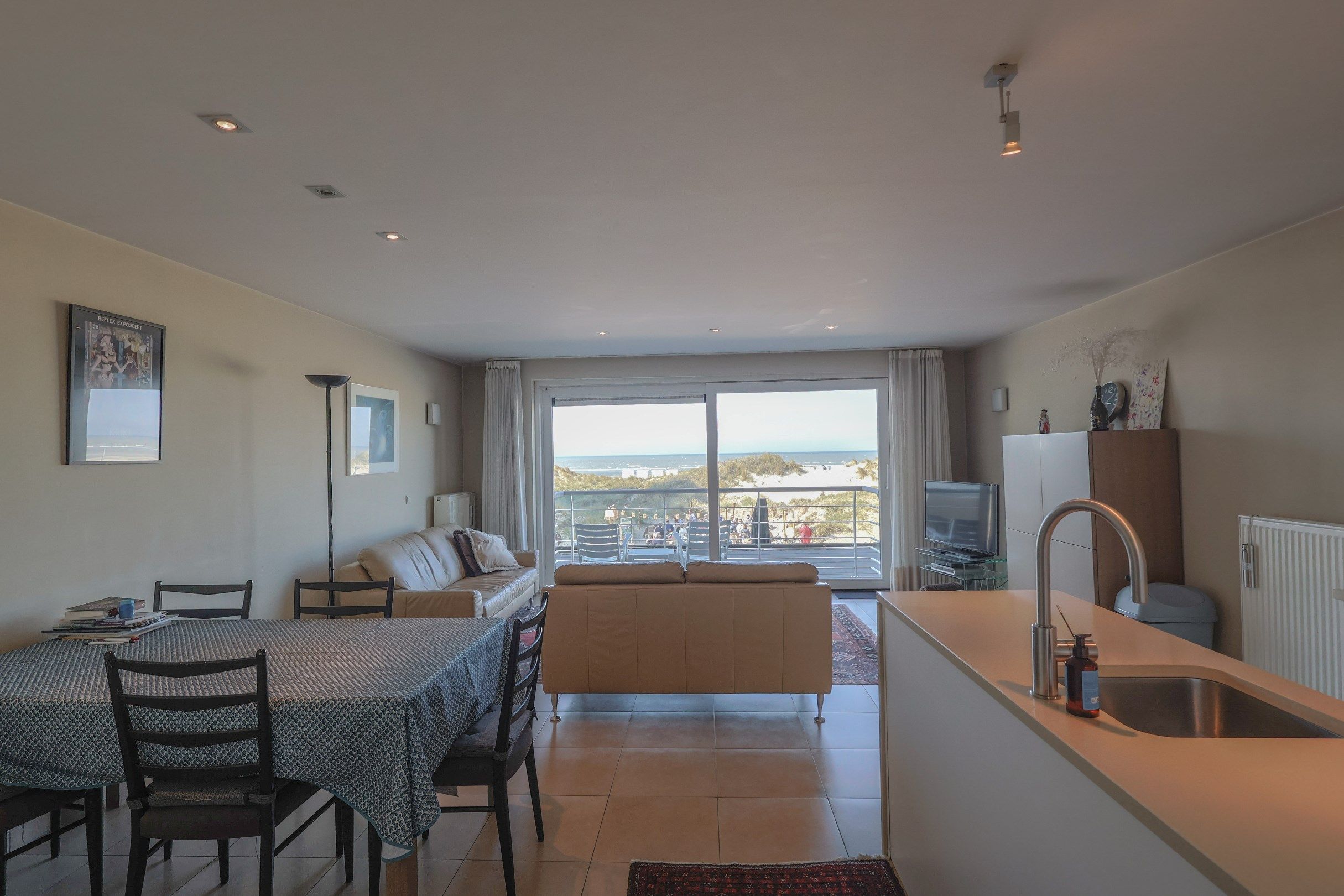 Appartement te huur met frontaal zeezicht op de dijk van Oostduinkerke! foto 14