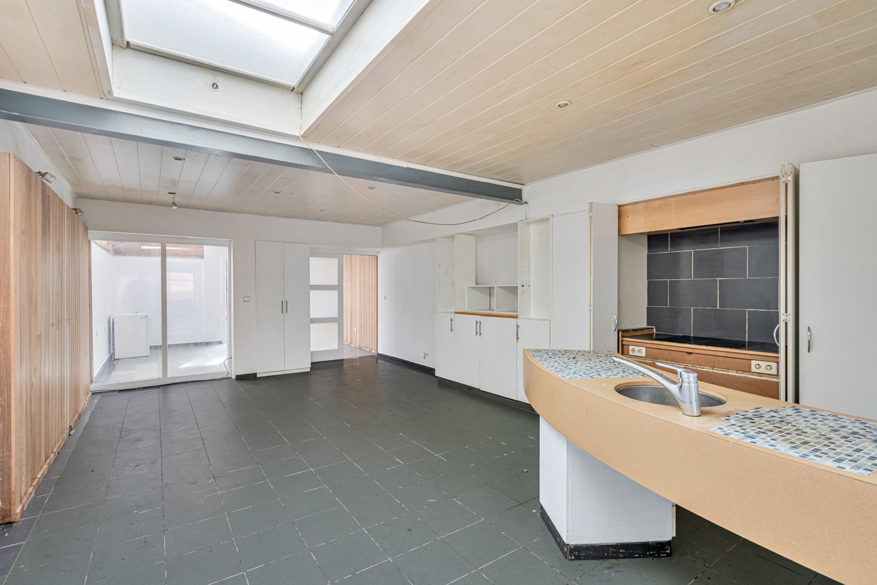 Deels te renoveren Herenwoning met 6 slpks en grote tuin. foto 6