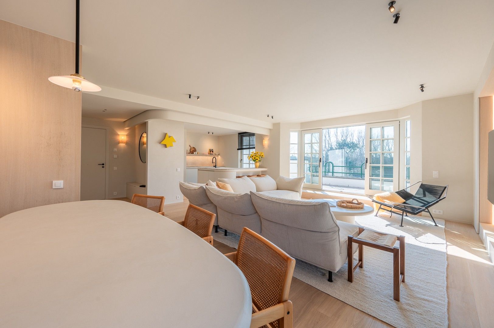 High-end gerenoveerd hoekappartement in het prestigieuze domein Tennis Gardens, vlakbij het strand en de zee. foto {{pictureIndex}}