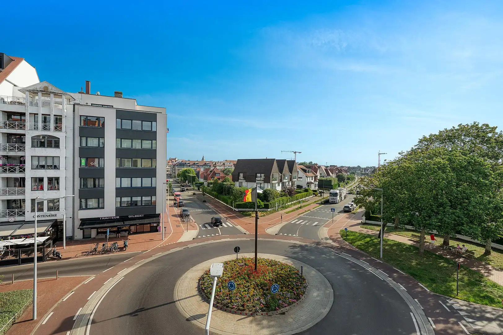 Stijlvol appartement op centrale locatie aan het Burgemeester Frans Desmedtplein. foto {{pictureIndex}}