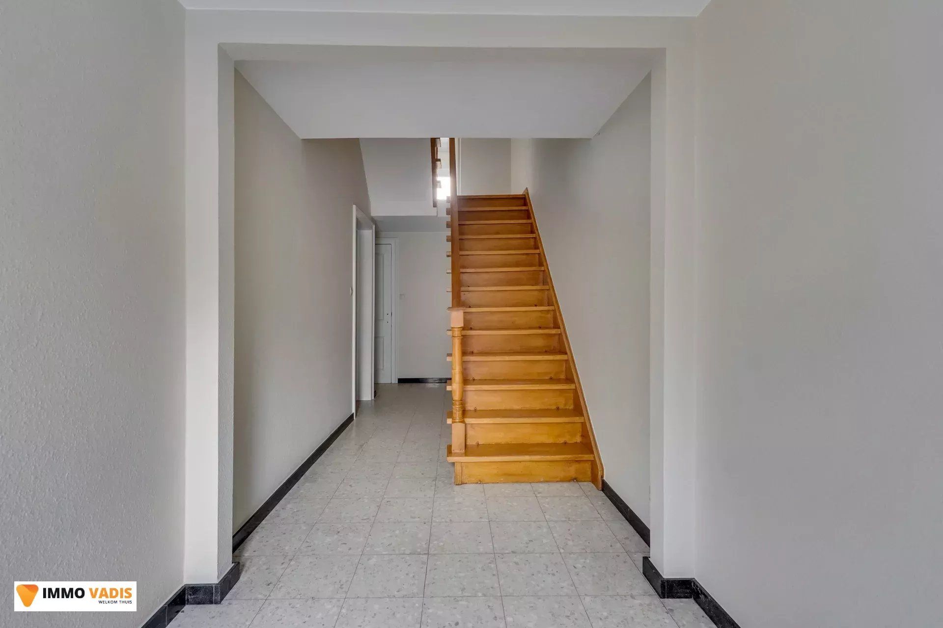 Karaktervolle herenwoning met vier slaapkamers, inpandige garage en tuin foto 3