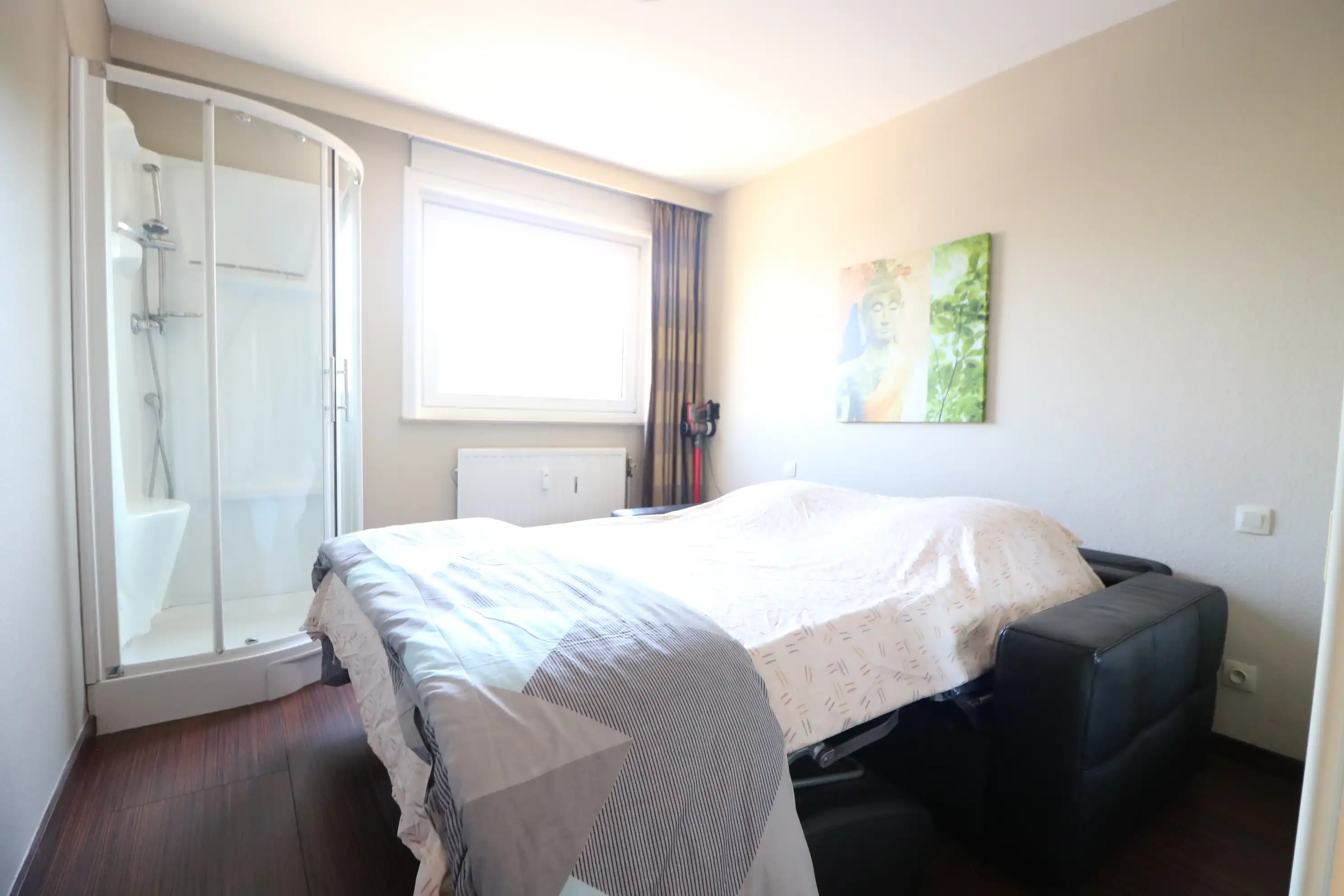Ruim appartement (102 m²) met 2 slaapkamers en uitzicht op het stationsplein van Blankenberge. foto 4
