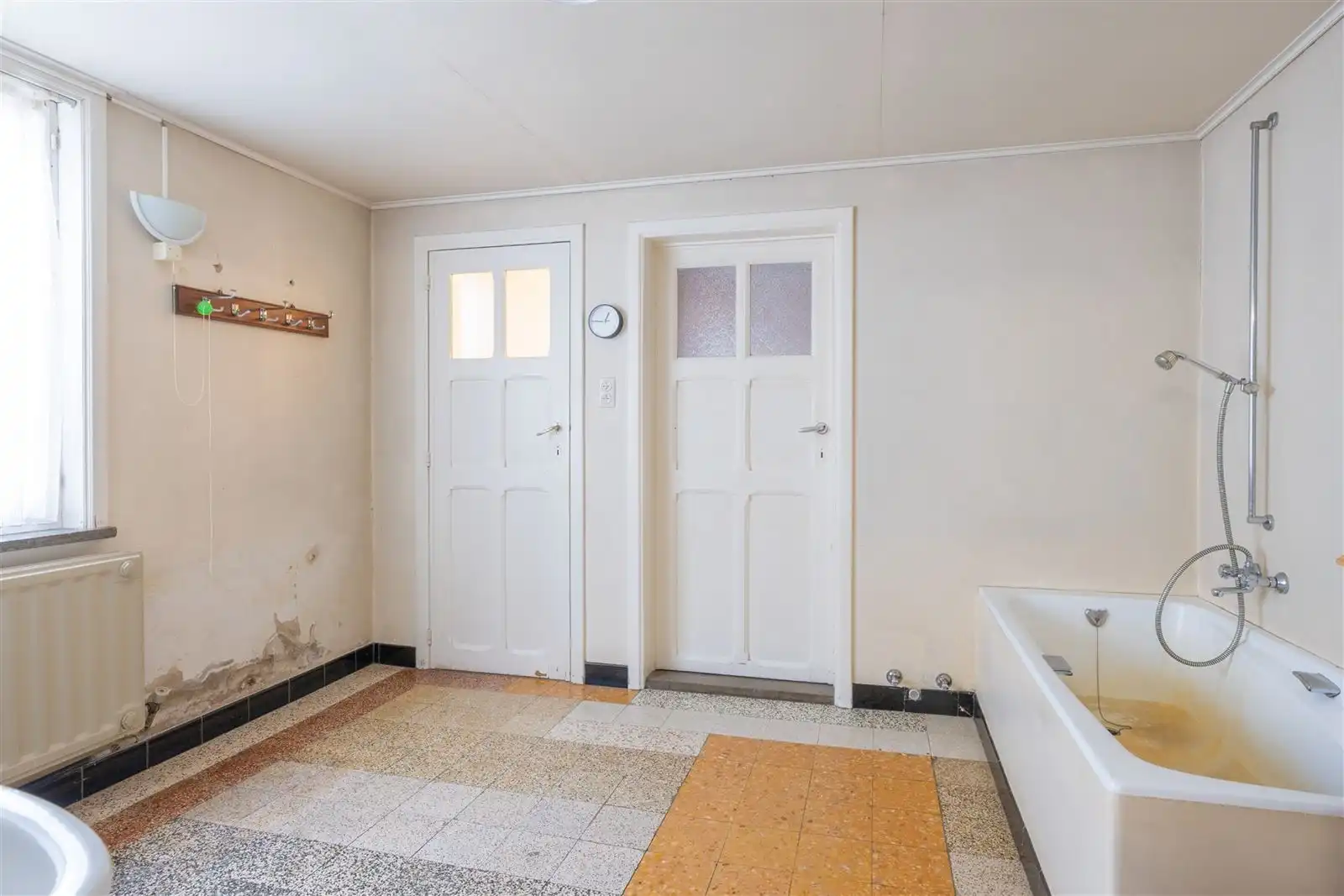 Te renoveren woning met ruime garage in centrum Zottegem! foto 6