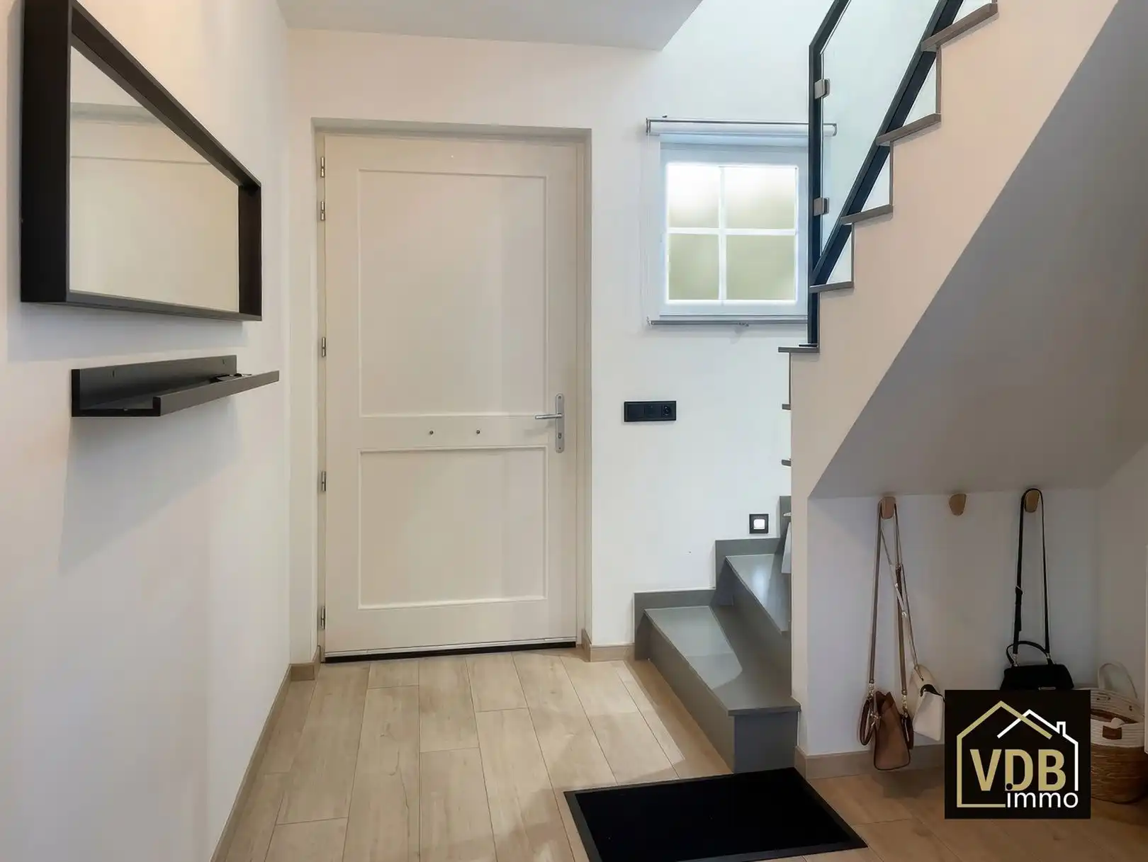 TOPWONING, rustige ligging, 4 slaapkamers, inpandige garage en zwembad foto 9