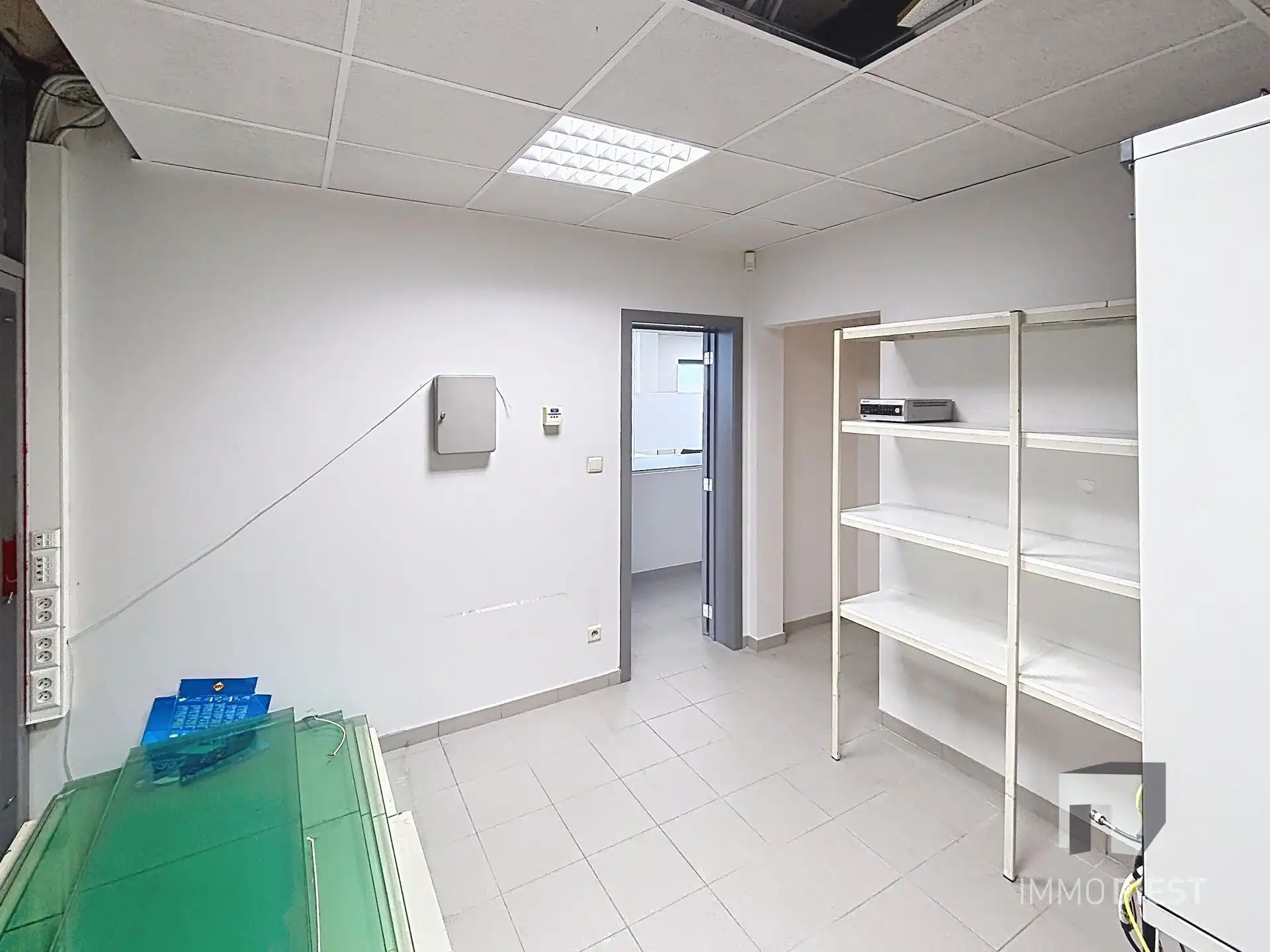 Handelsgelijkvloers van 230m² met private, achterliggende parking voor 3 wagens. foto 20