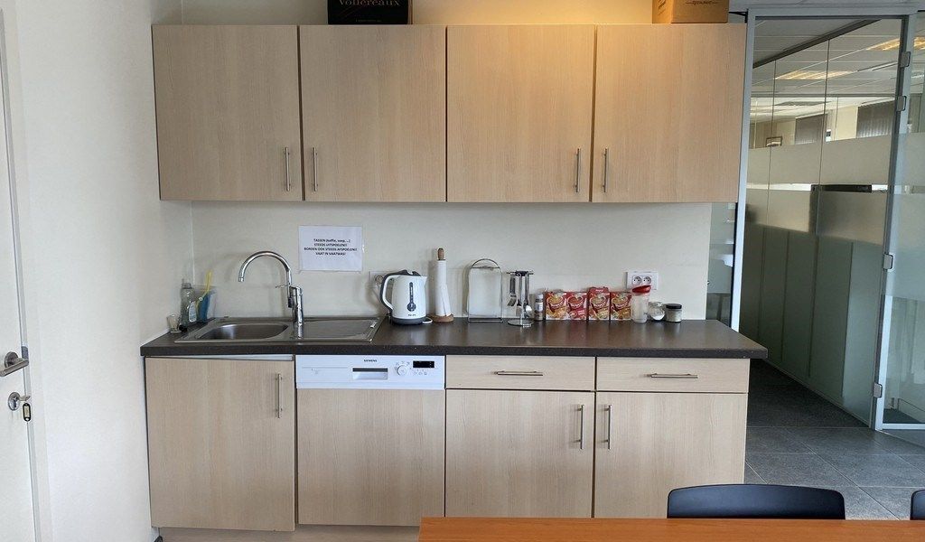 Ingedeelde kantoorruimte met visibiliteit te huur in Sint-Martens-Latem foto 17