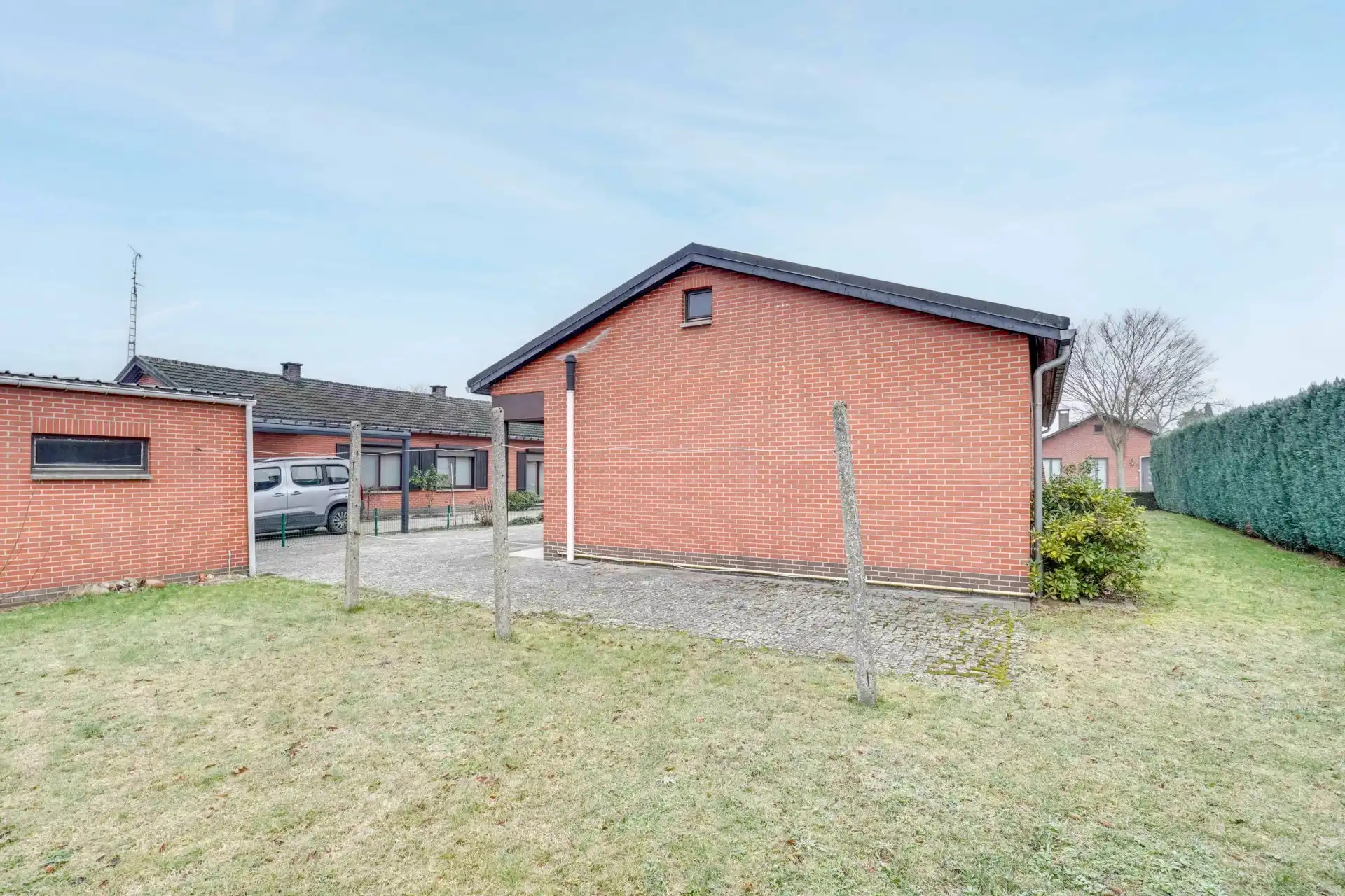 Charmante woning met drie slaapkamers, tuin en garage foto 14