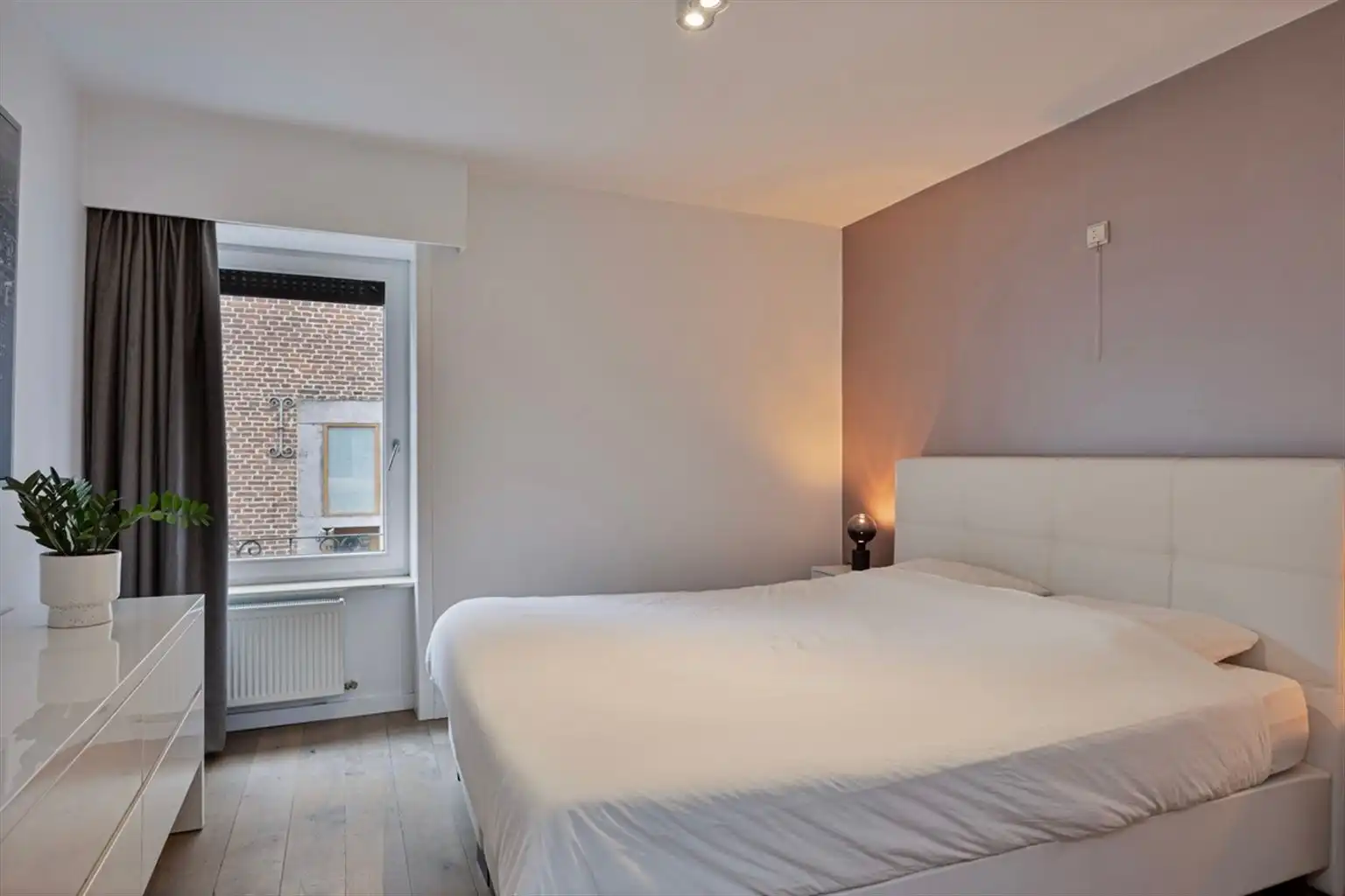 Gezellig, gerenoveerd 1-slaapkamerappartement met dressing/bureelruimte op een toplocatie nabij de Markt van Maaseik. foto 10