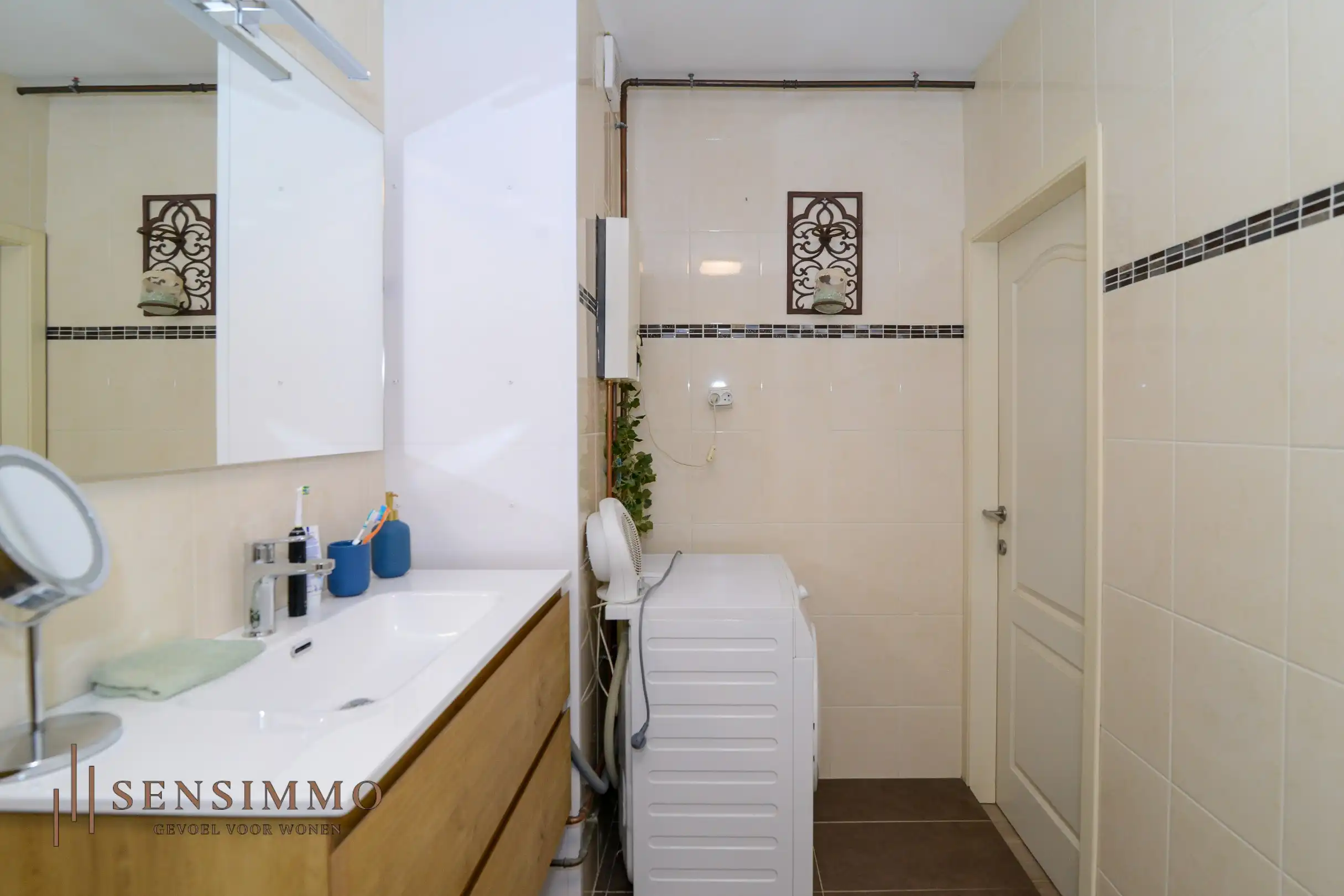 Gerenoveerd 3 slaapkamer appartement met kelderberging vlakbij Genk centrum! foto 12