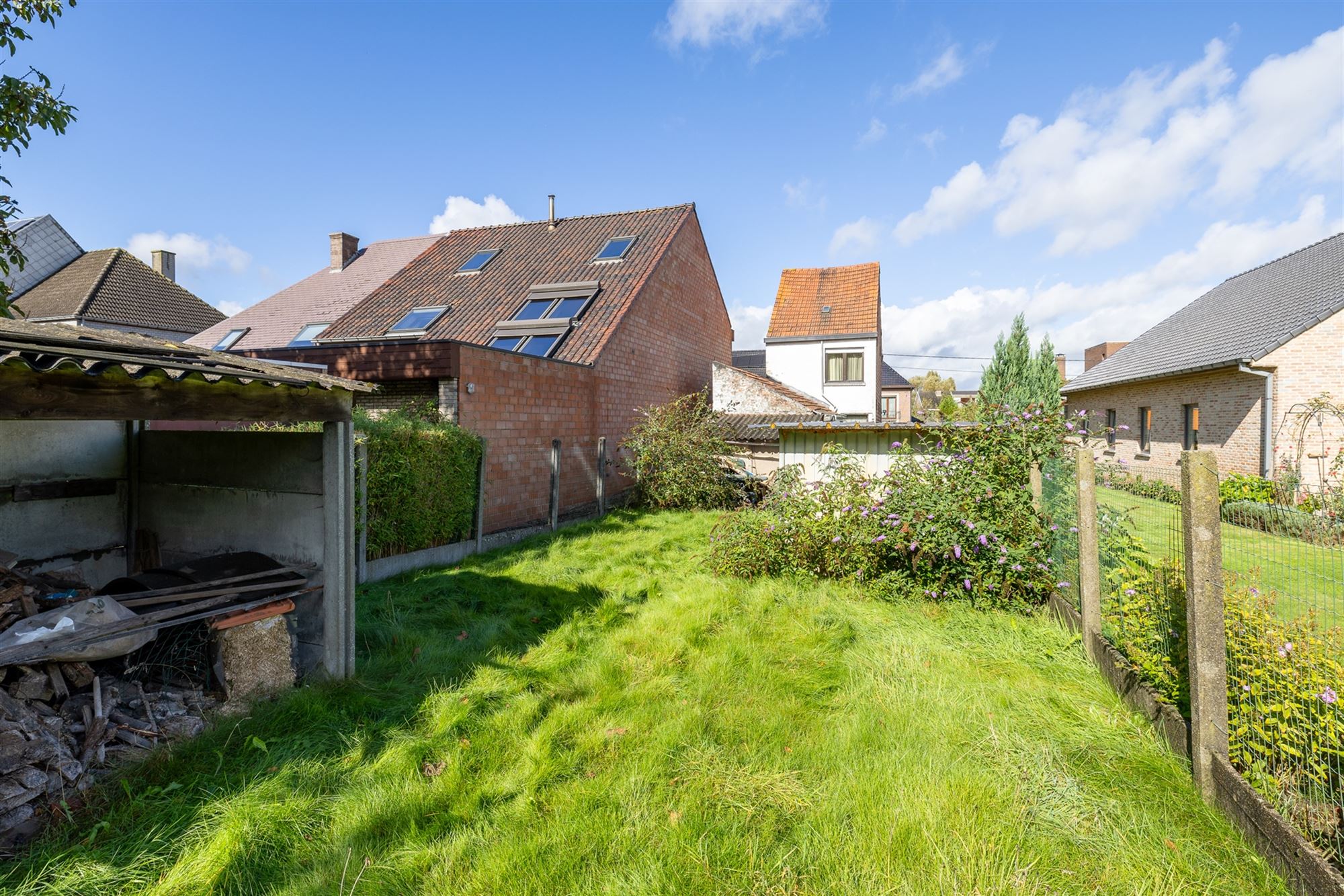 Op te frissen woning met ruime tuin foto 13