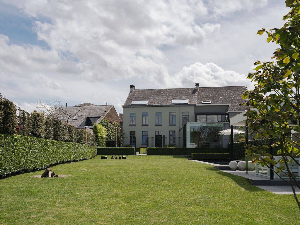 Erpe-Mere - Prachtig gerestaureerde herenwoning uit 1888 met 4 ruime slaapkamers en aangelegde, zonnige tuin met zwembad en poolhouse. foto 2