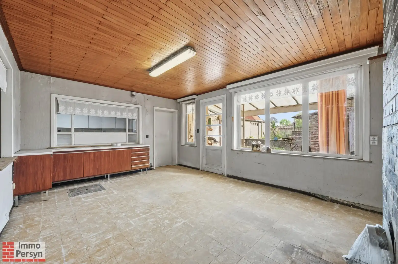 Te renoveren woning met zuidtuin en achteringang met garages foto 9