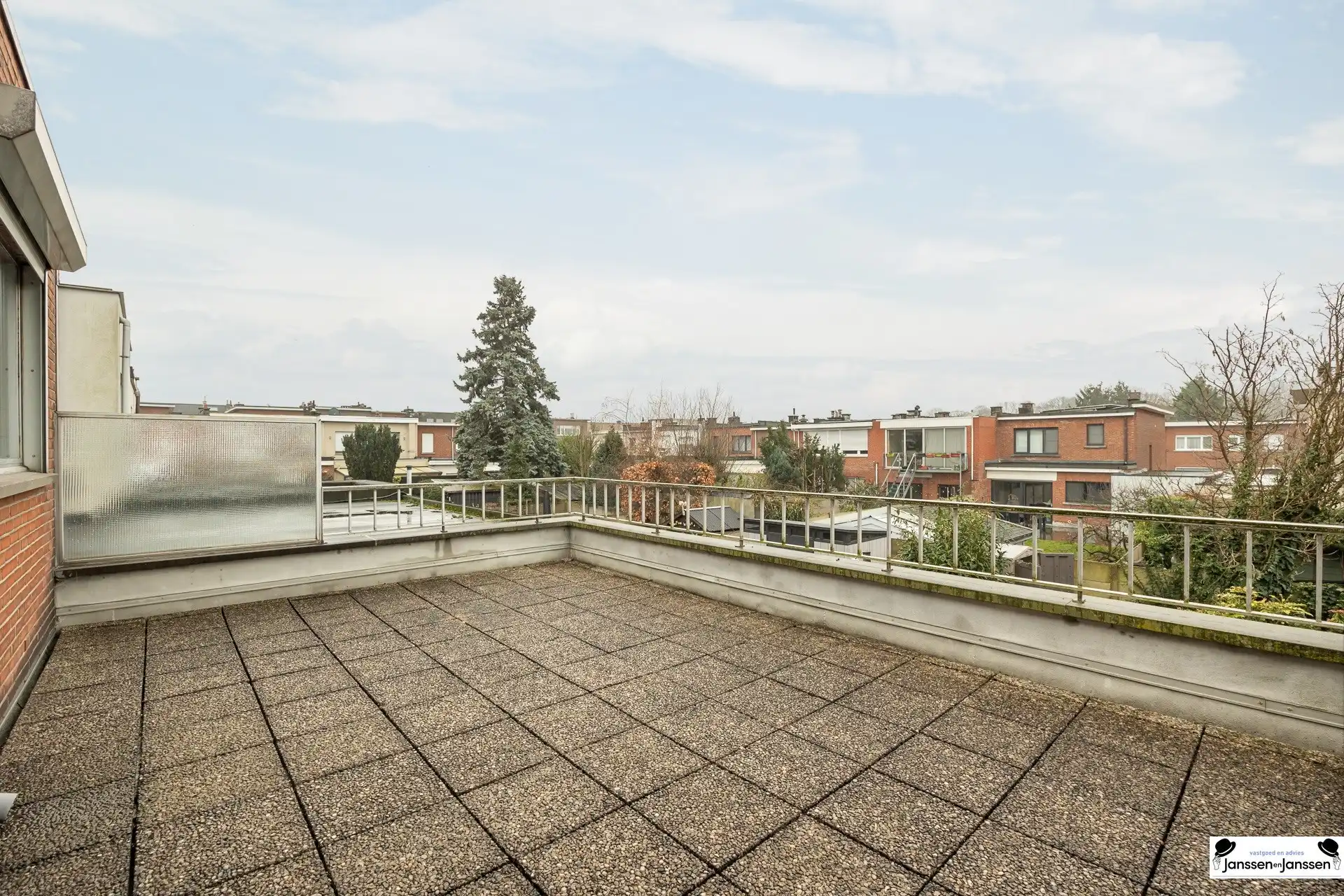 Lichtrijke gezinswoning met tuin in een rustige wijk! foto 8