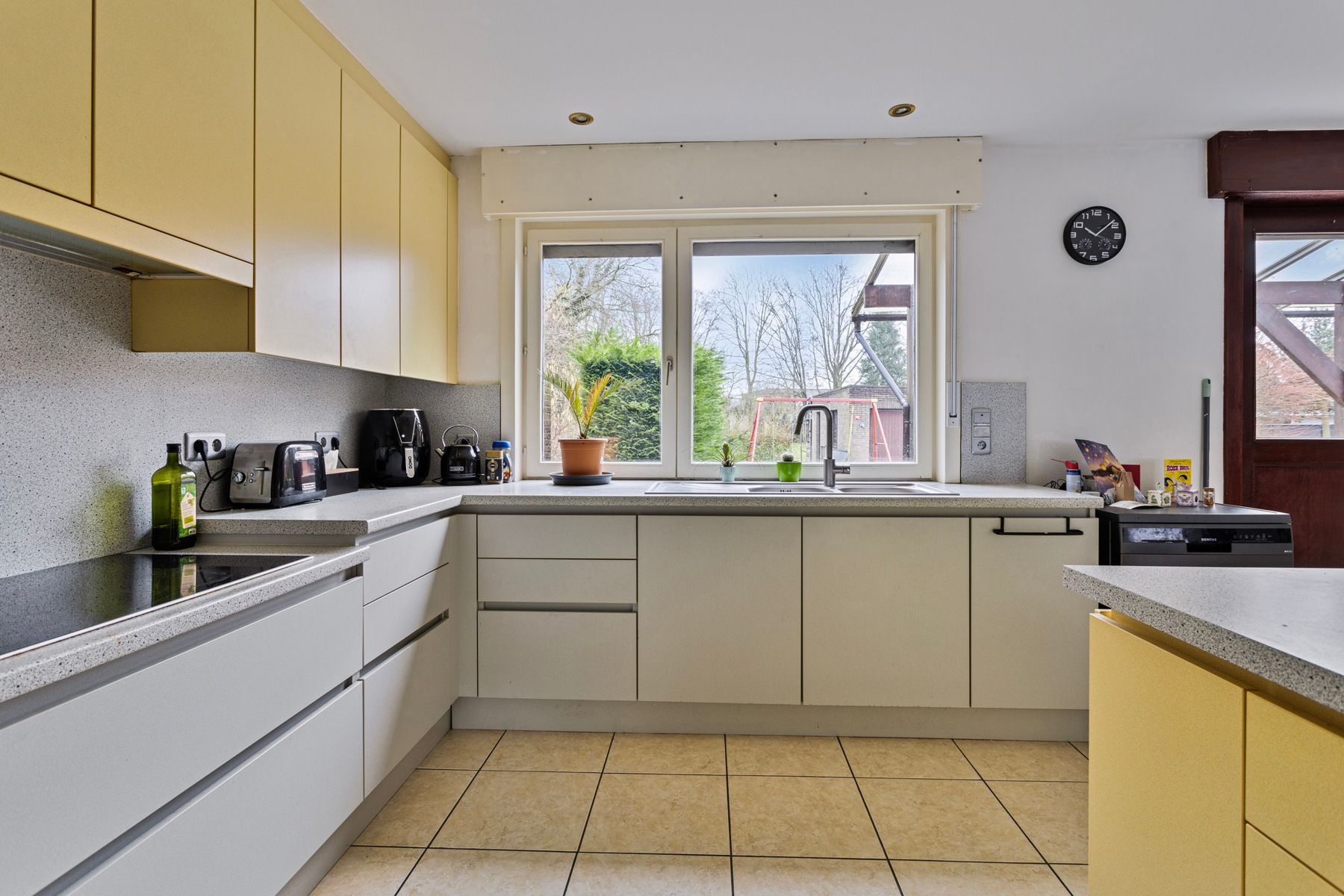 Gezinswoning met 3 slpk, grote tuin, garage en staanplaatsen foto 6