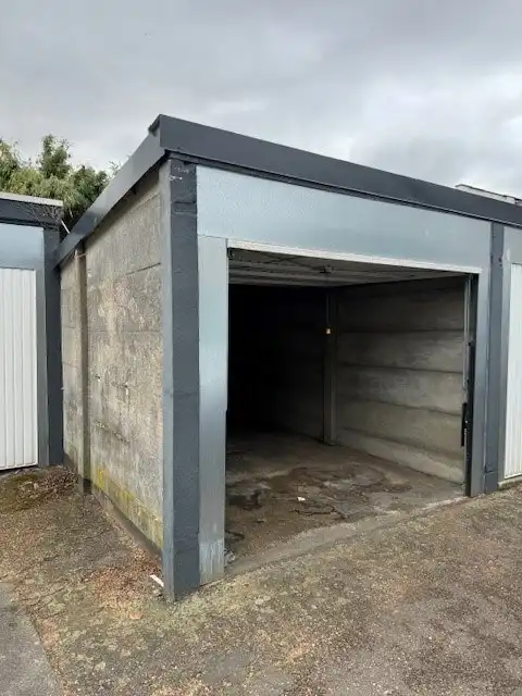 Rustig achterin gelegen garagebox te huur – Eeuwfeeststraat 5, Tienen foto {{pictureIndex}}